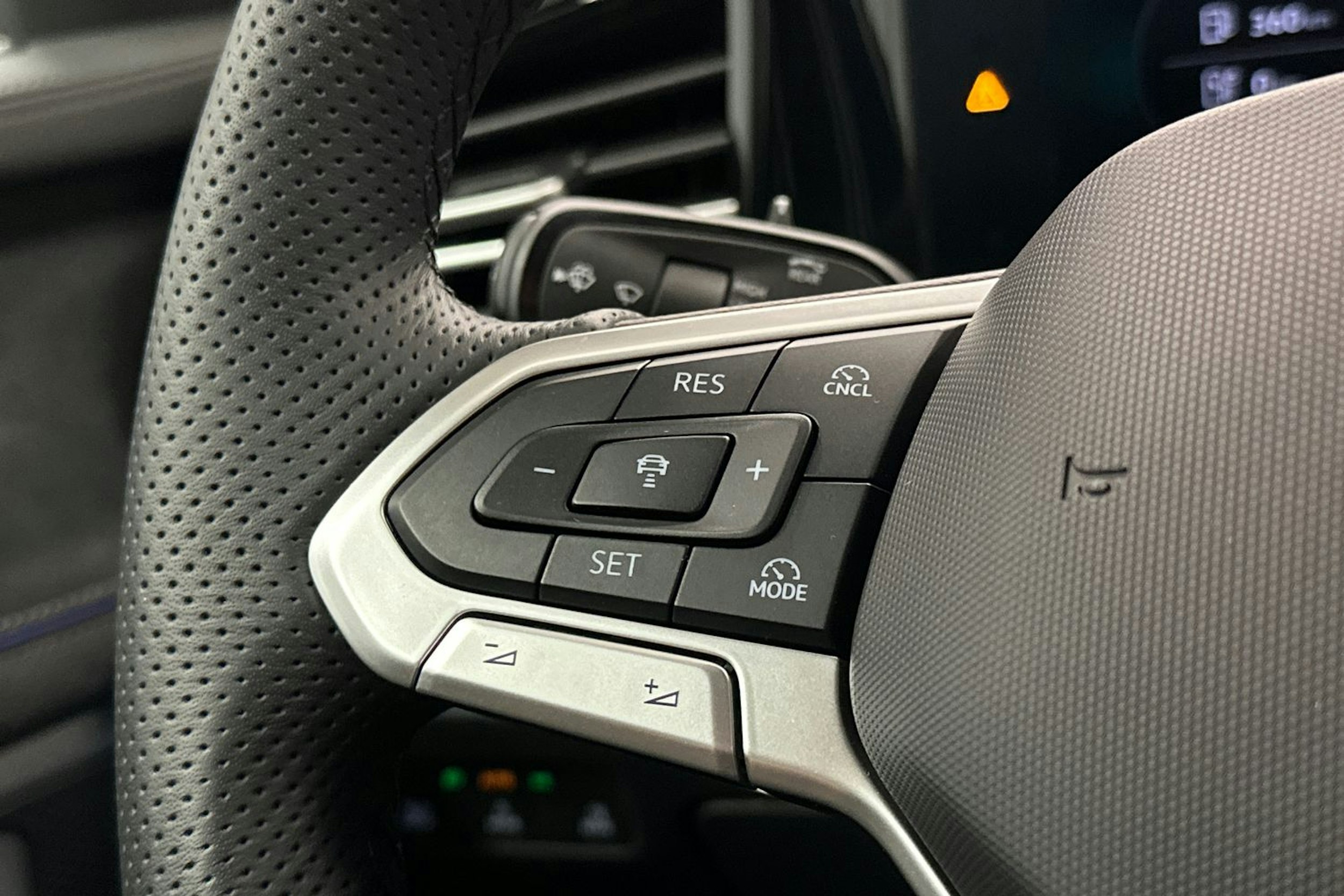 sininen Volkswagen Passat 2024 kuva 22.