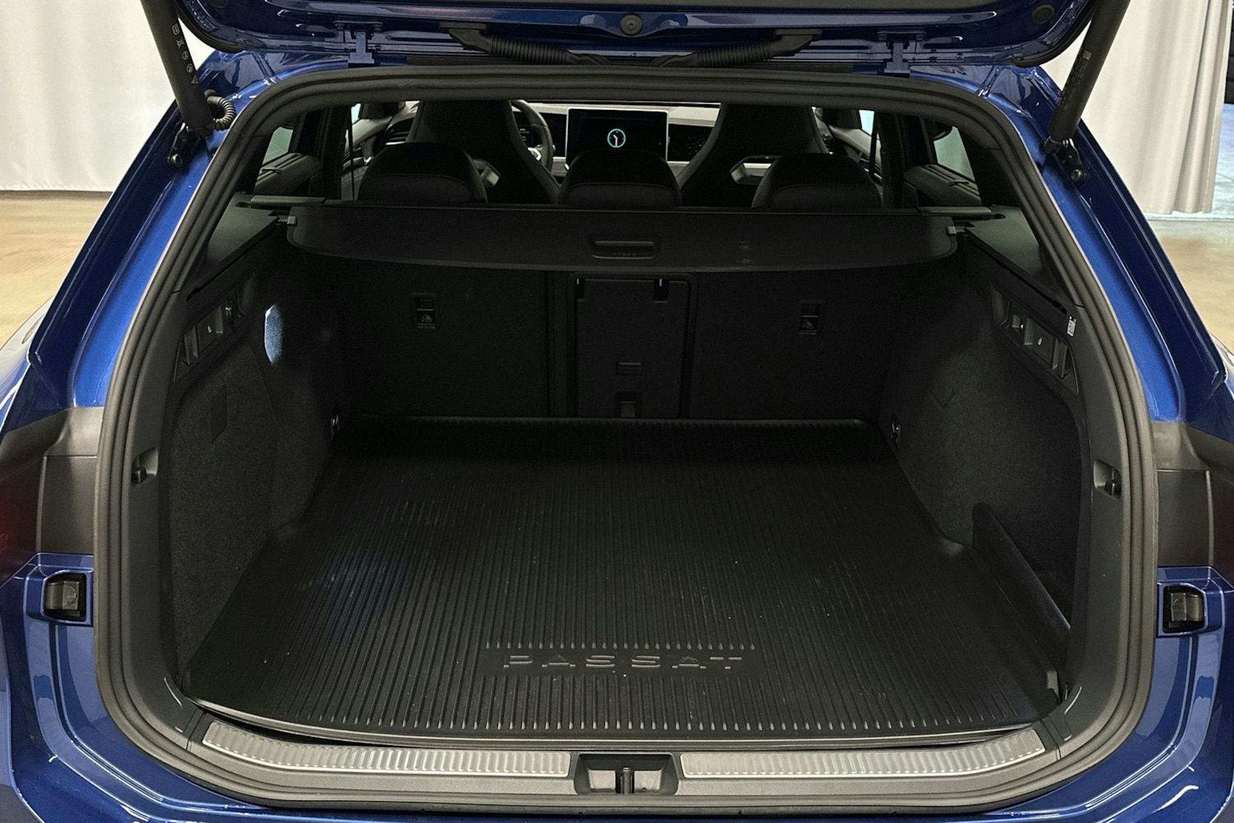 sininen Volkswagen Passat 2024 kuva 37.
