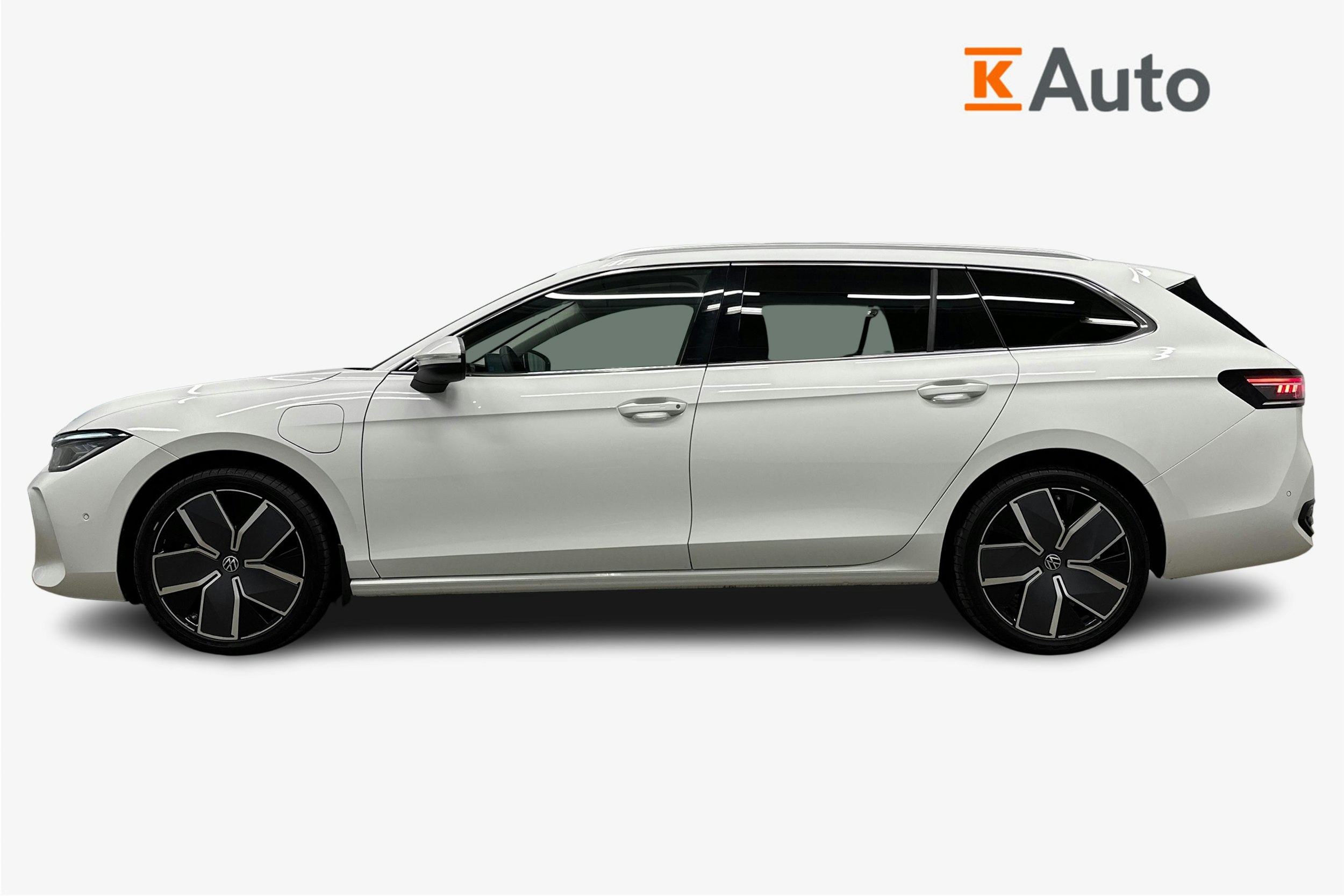 valkoinen Volkswagen Passat 2024 kuva 6.