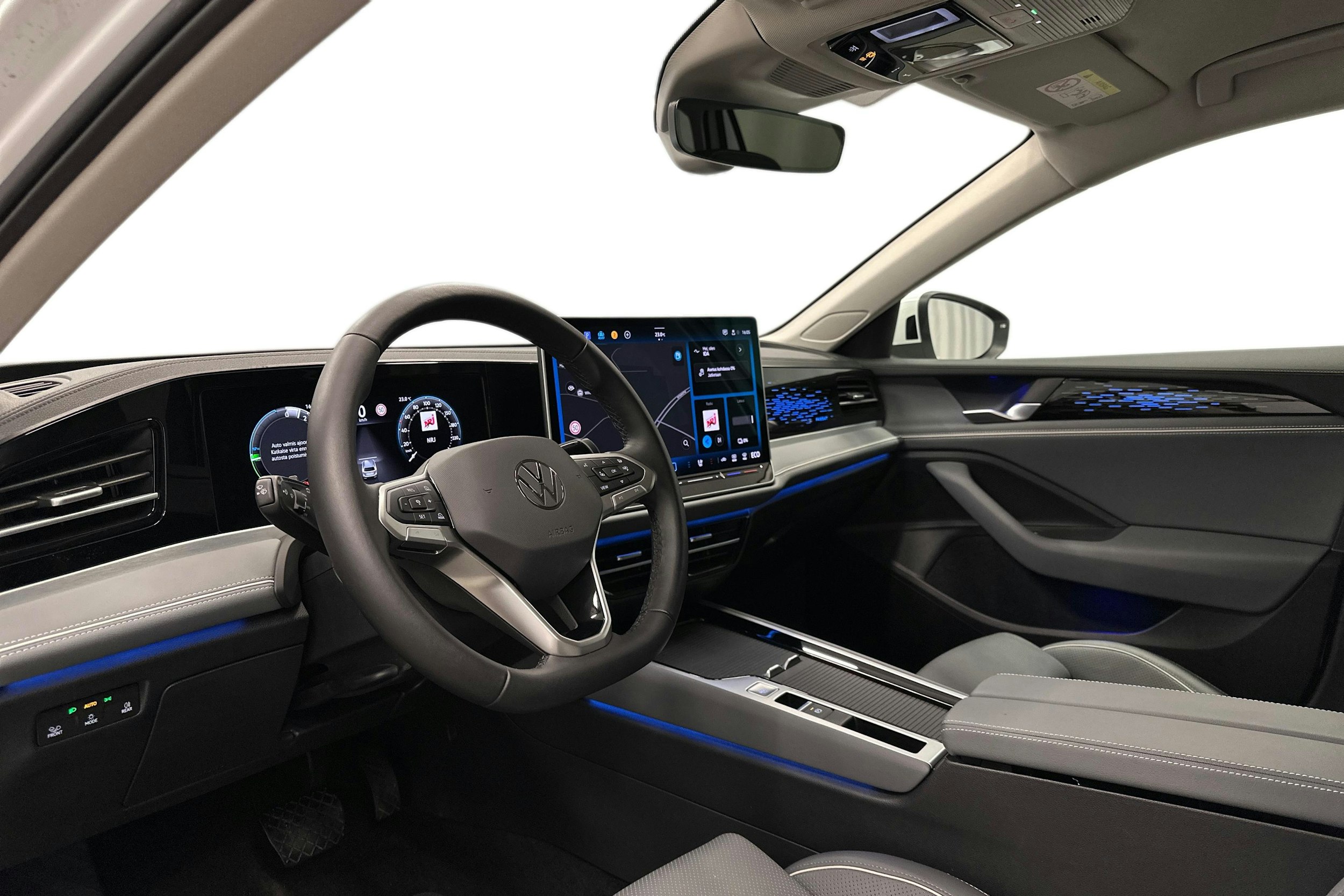 valkoinen Volkswagen Passat 2024 kuva 7.