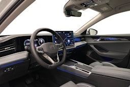 valkoinen Volkswagen Passat 2024 kuva 7.