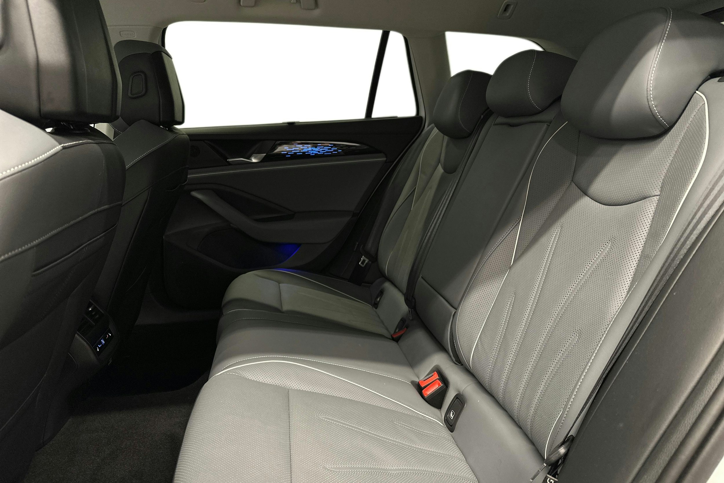 valkoinen Volkswagen Passat 2024 kuva 10.