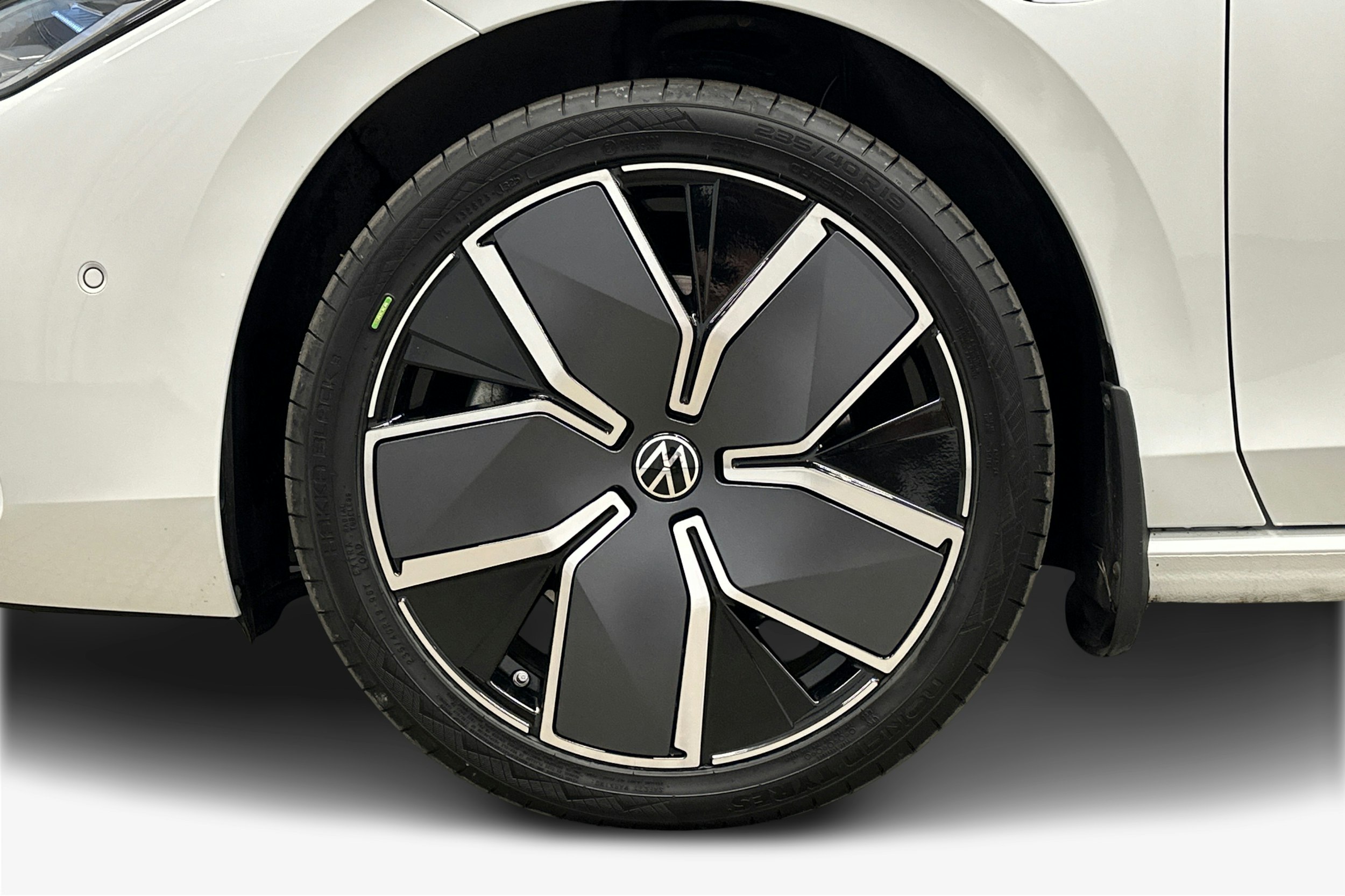 valkoinen Volkswagen Passat 2024 kuva 11.