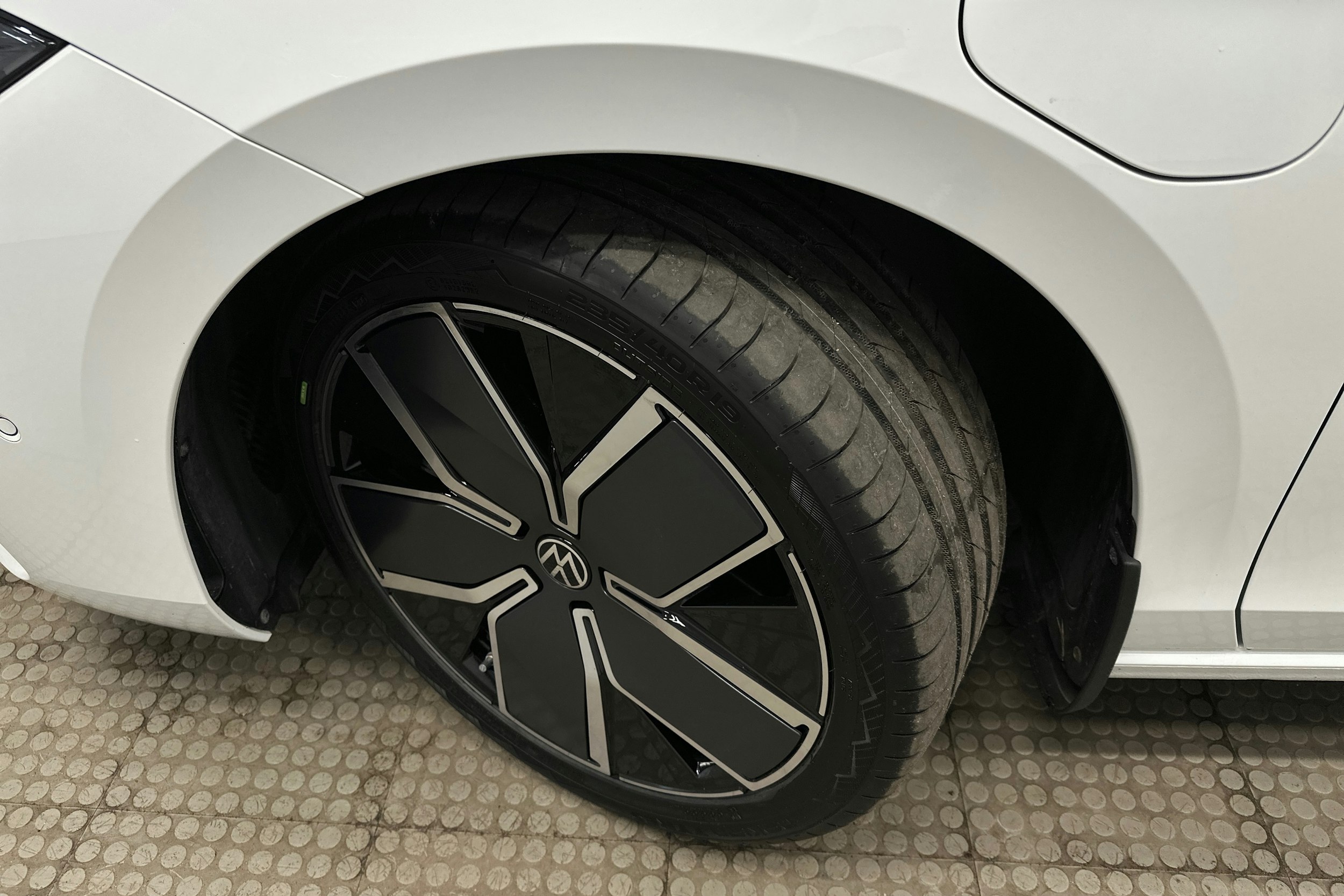 valkoinen Volkswagen Passat 2024 kuva 13.