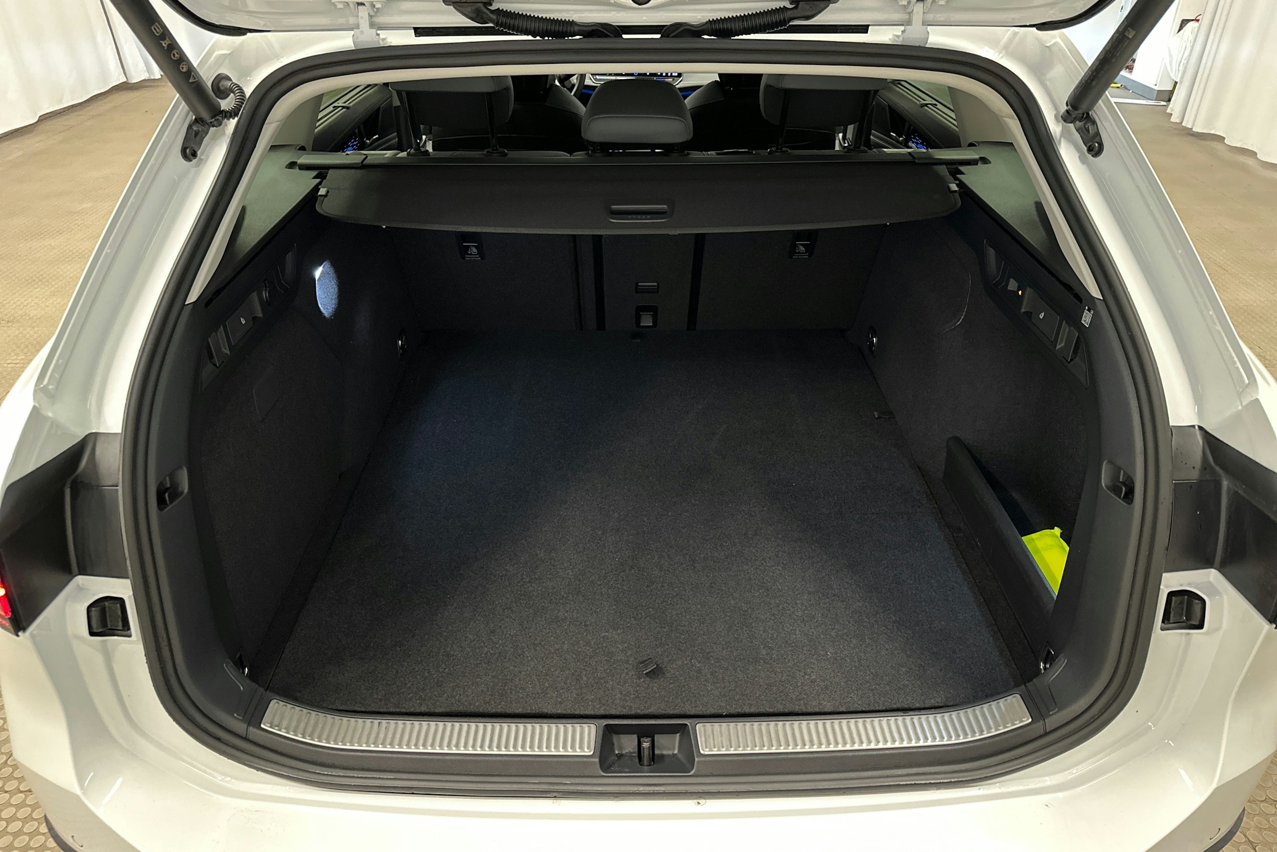 valkoinen Volkswagen Passat 2024 kuva 14.