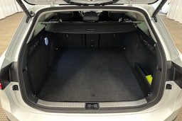 valkoinen Volkswagen Passat 2024 kuva 14.