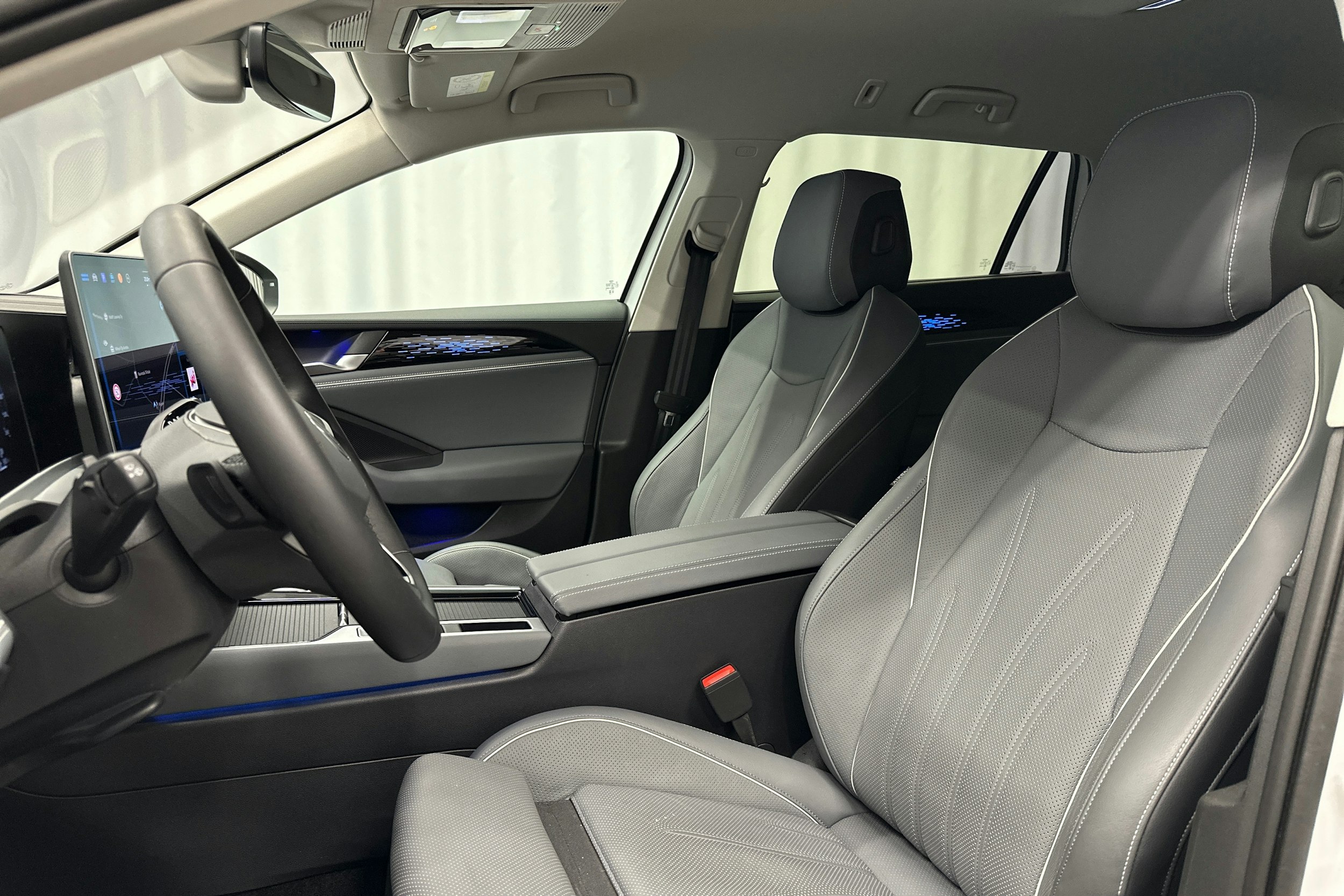 valkoinen Volkswagen Passat 2024 kuva 18.
