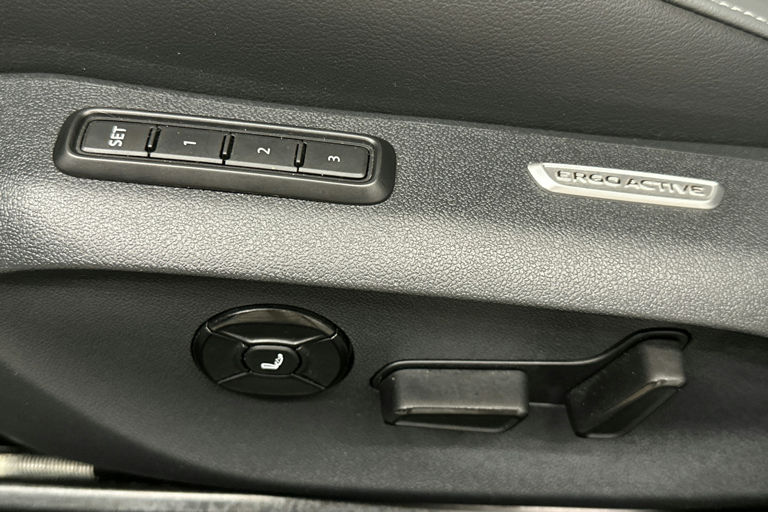 valkoinen Volkswagen Passat 2024 kuva 19.