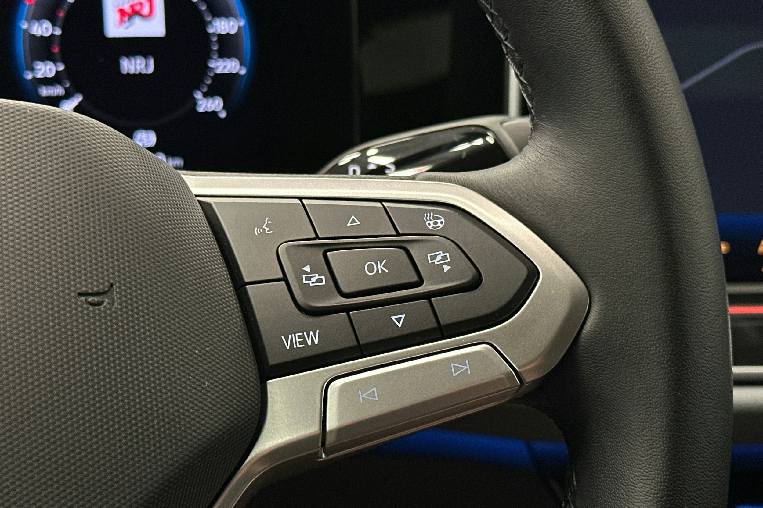 valkoinen Volkswagen Passat 2024 kuva 22.