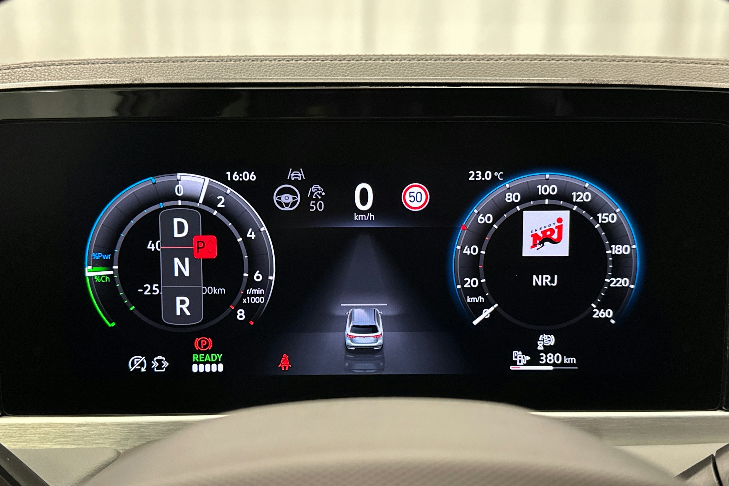 valkoinen Volkswagen Passat 2024 kuva 24.