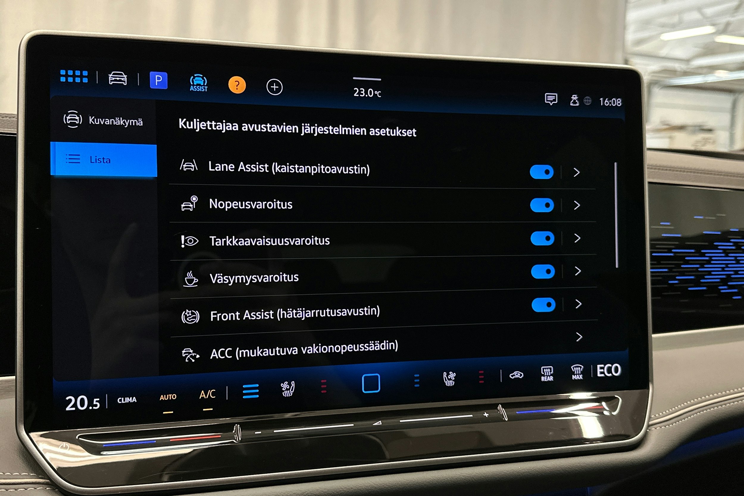 valkoinen Volkswagen Passat 2024 kuva 30.