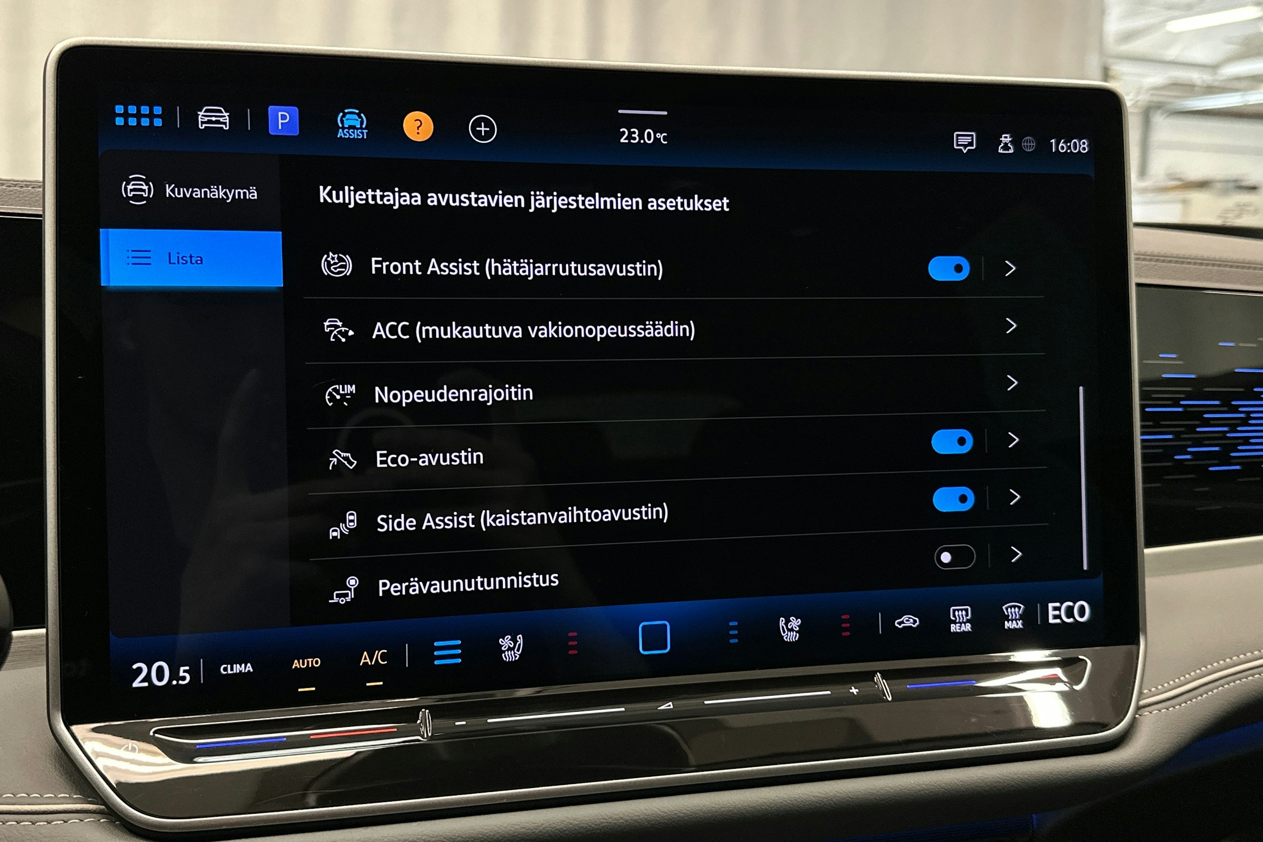 valkoinen Volkswagen Passat 2024 kuva 31.