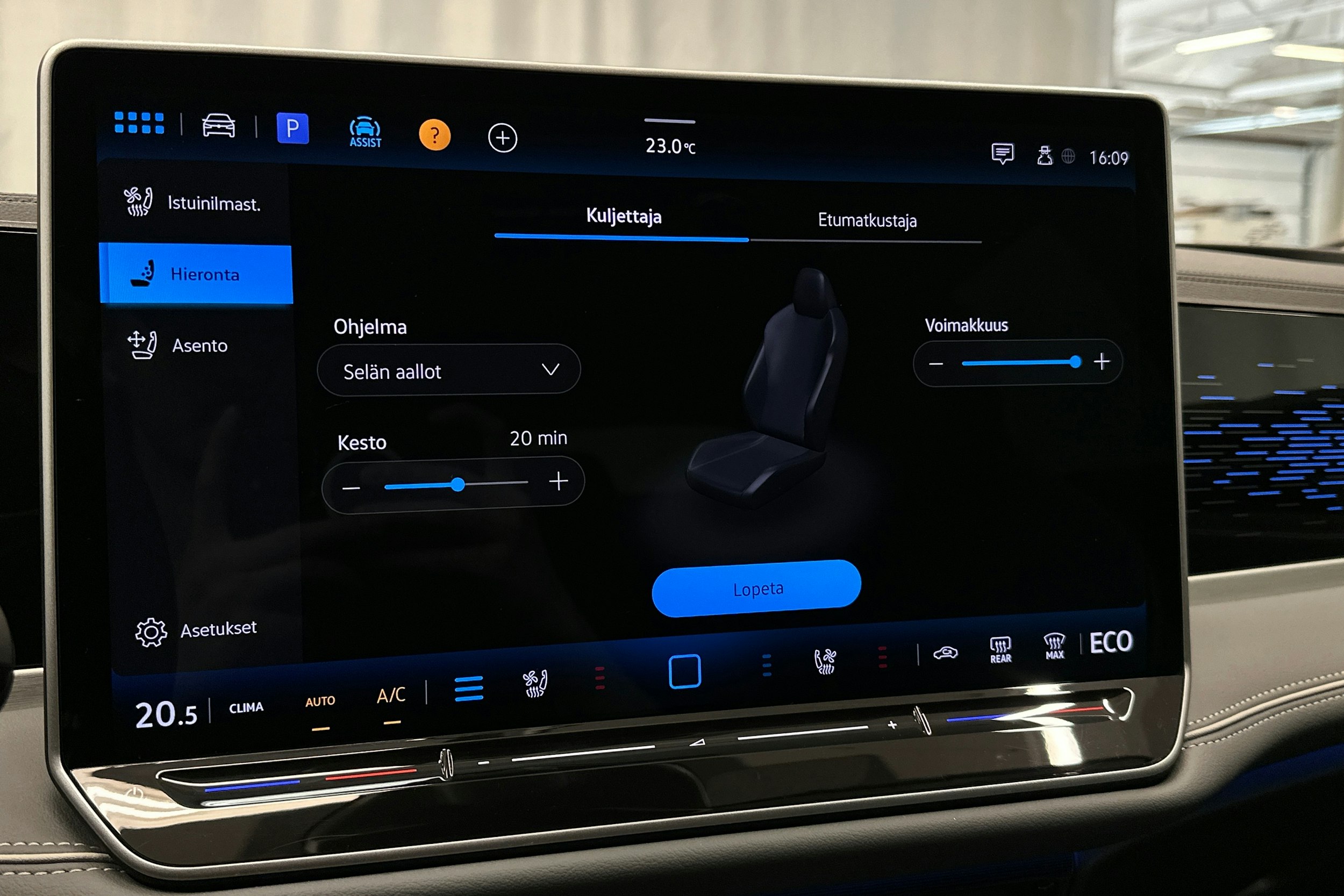 valkoinen Volkswagen Passat 2024 kuva 34.