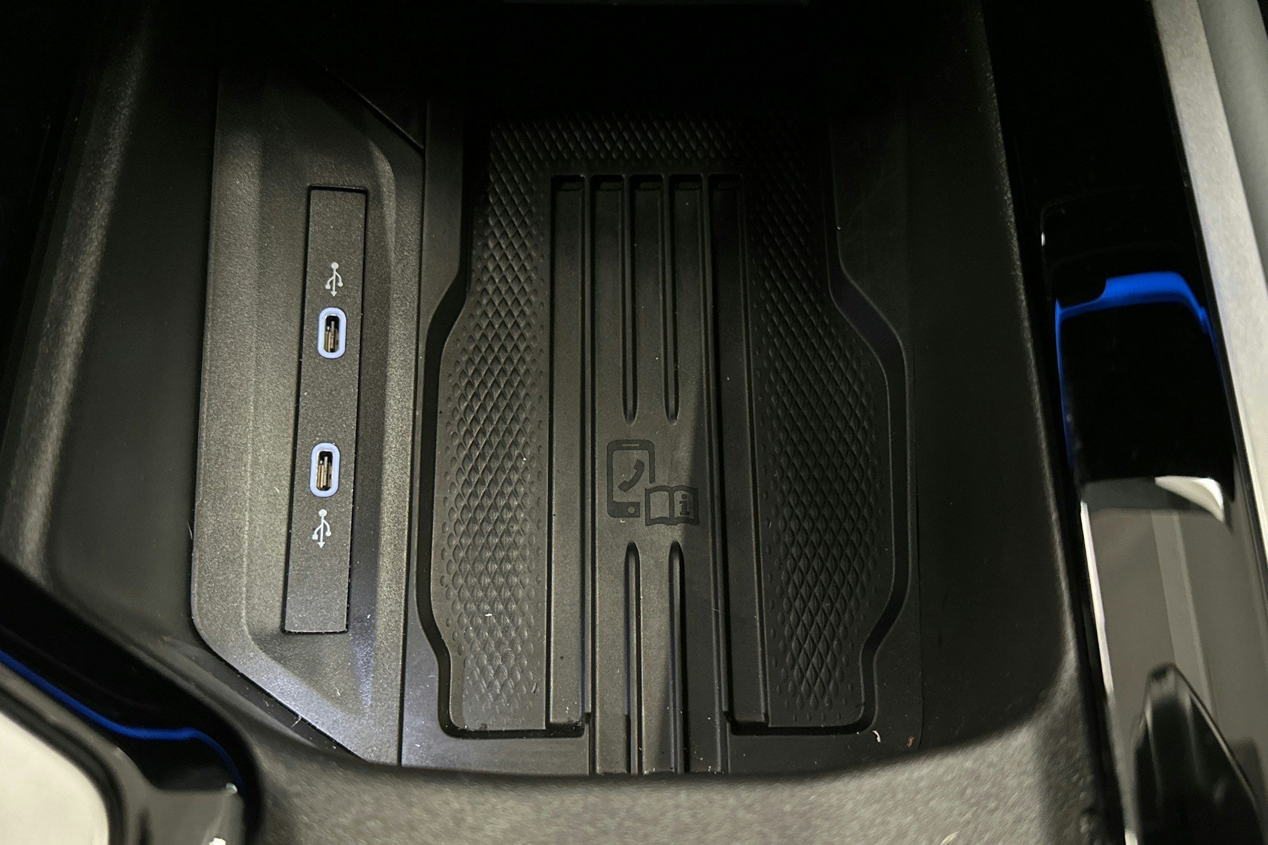 valkoinen Volkswagen Passat 2024 kuva 36.