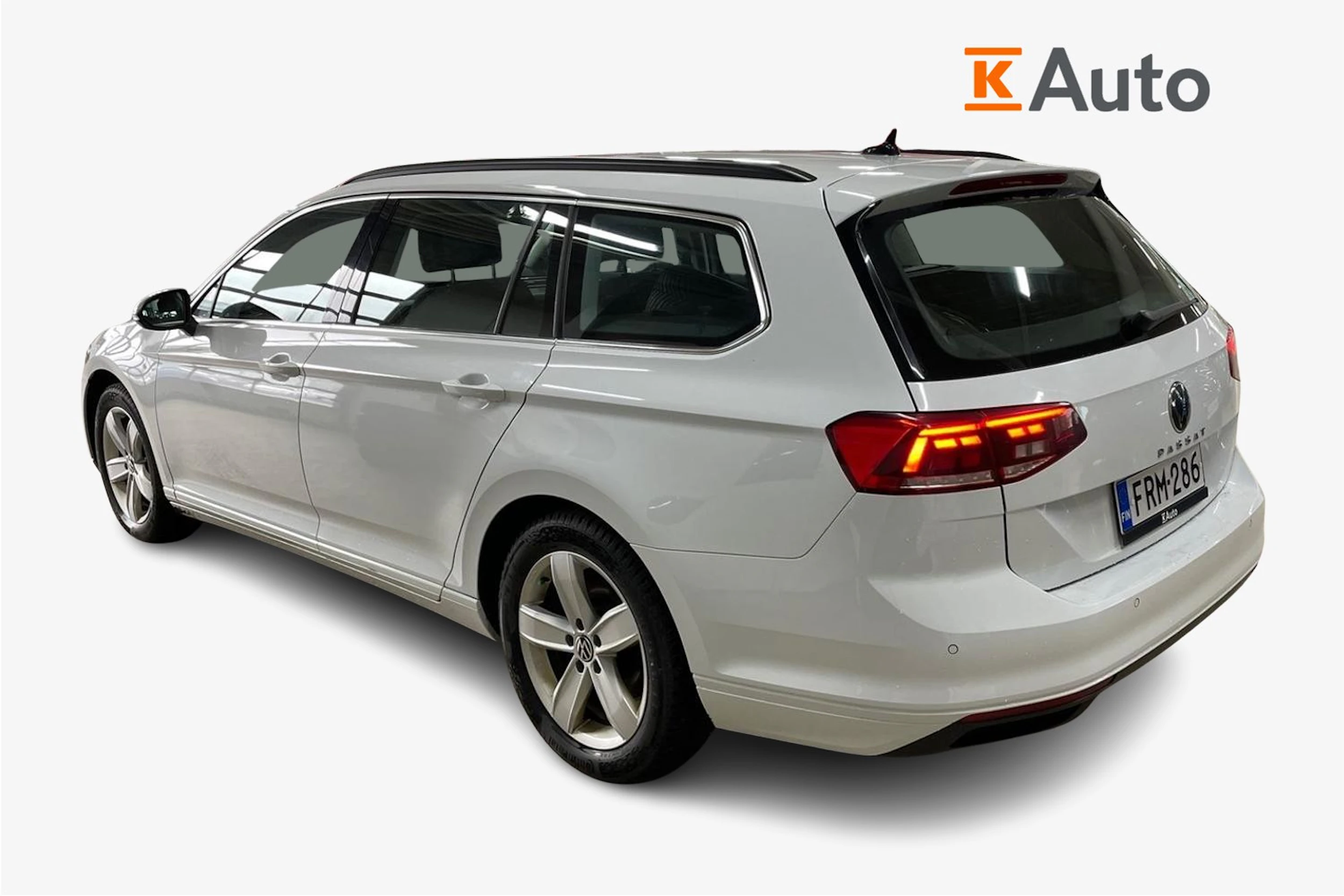 Valkoinen Volkswagen PASSAT 2024 kuva 2.