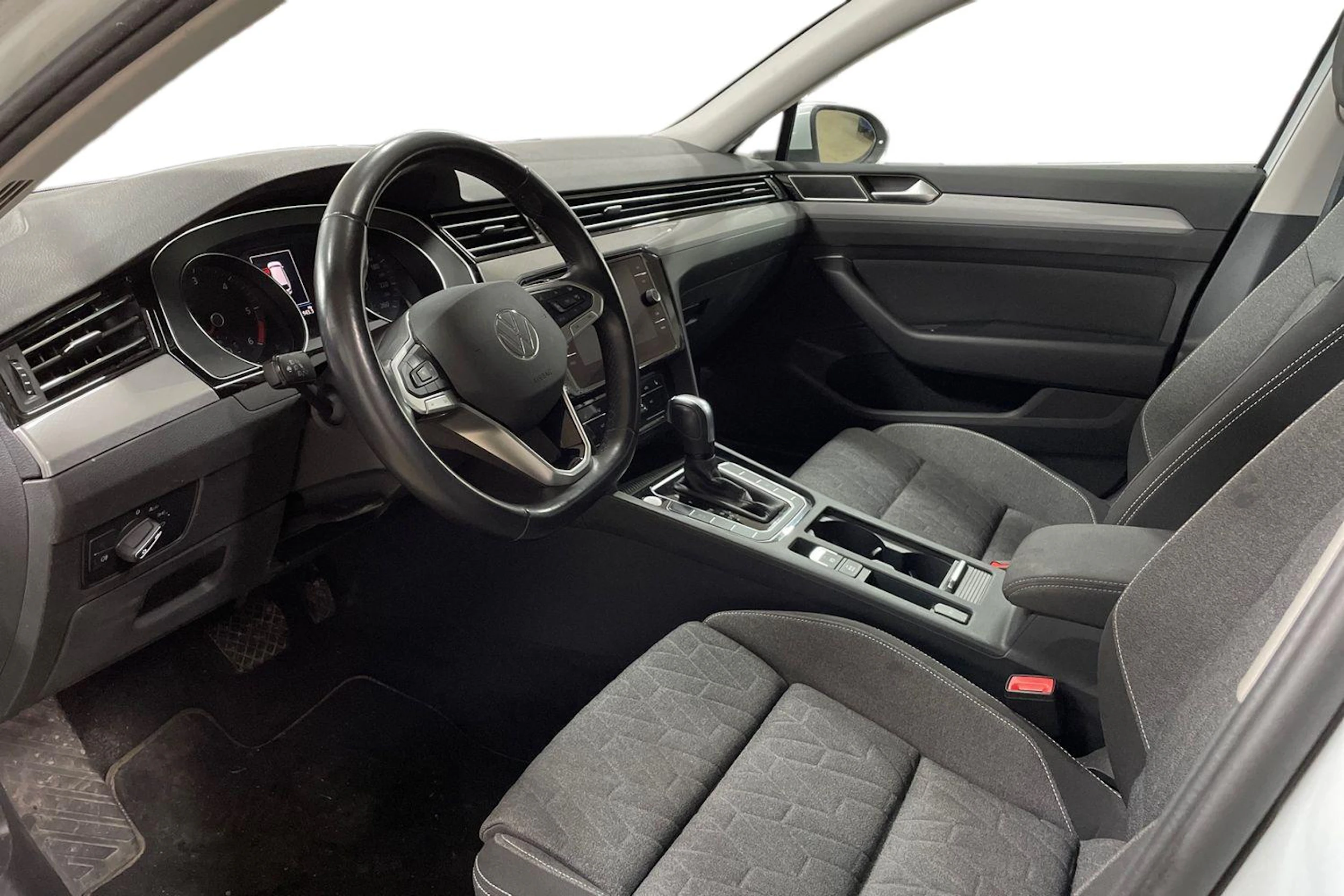 Valkoinen Volkswagen PASSAT 2024 kuva 3.