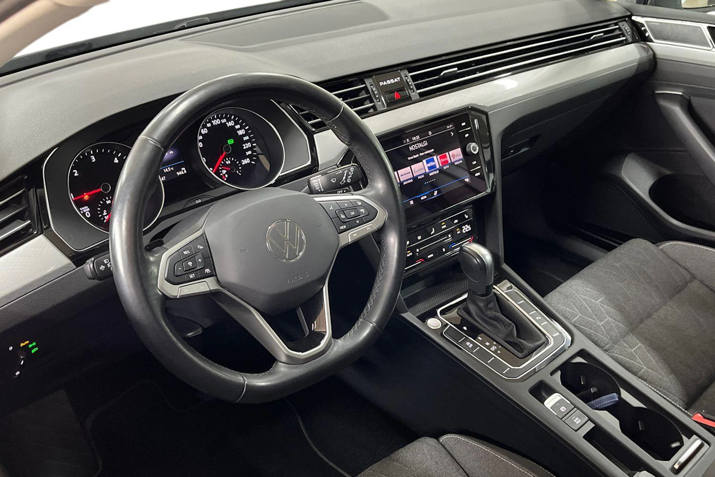 Valkoinen Volkswagen PASSAT 2024 kuva 8.