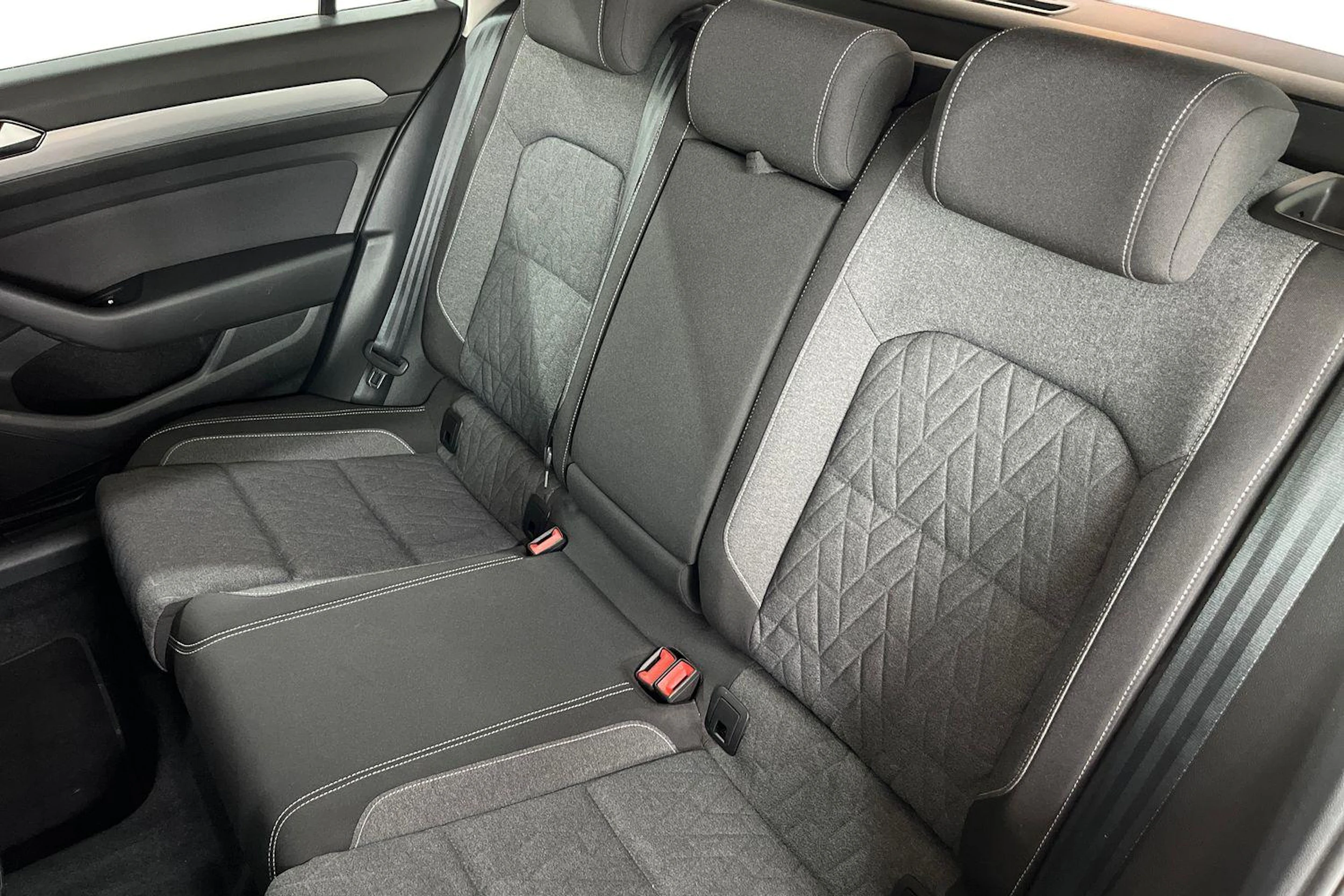 Valkoinen Volkswagen PASSAT 2024 kuva 11.