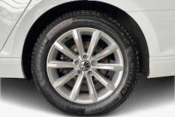 Valkoinen Volkswagen PASSAT 2024 kuva 12.