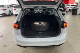 Valkoinen Volkswagen PASSAT 2024 kuva 15.