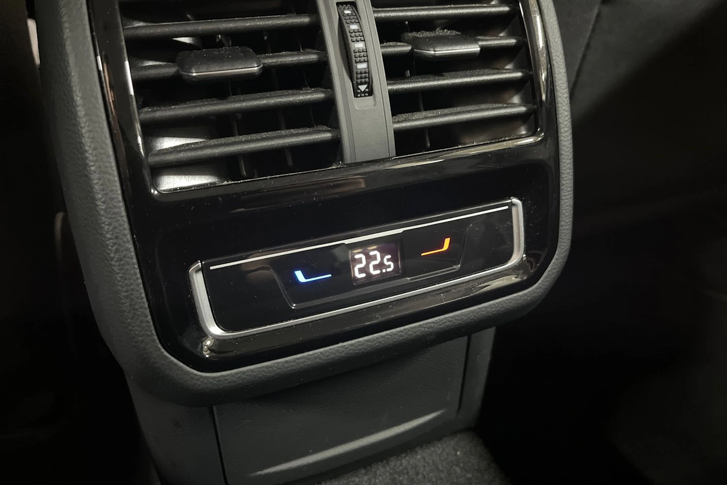Valkoinen Volkswagen PASSAT 2024 kuva 17.