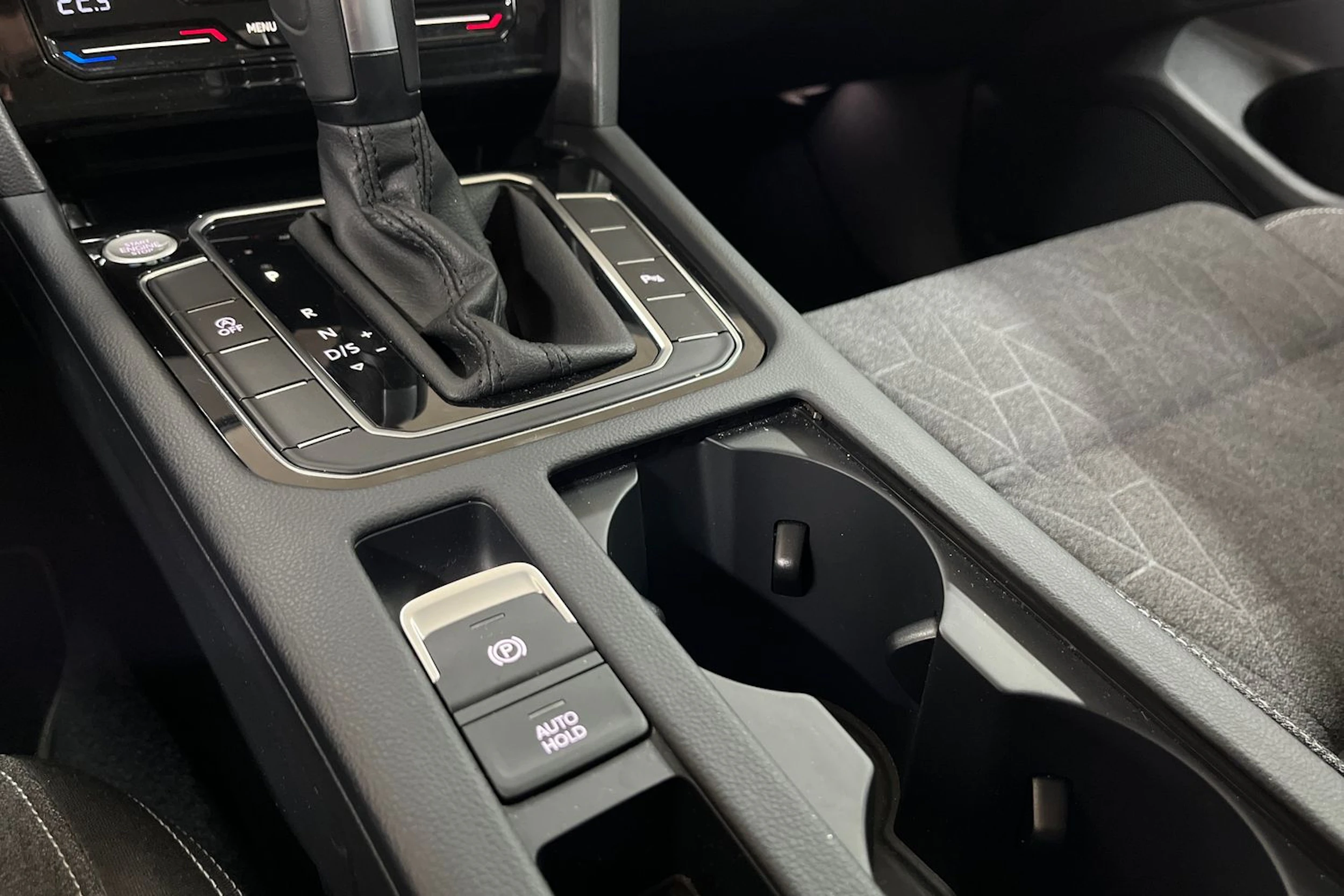 Valkoinen Volkswagen PASSAT 2024 kuva 22.