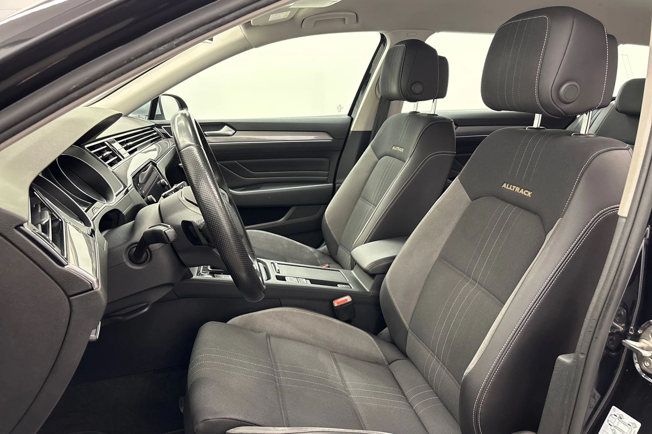 musta Volkswagen Passat 2024 kuva 11.
