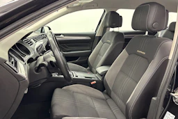 musta Volkswagen Passat 2024 kuva 11.