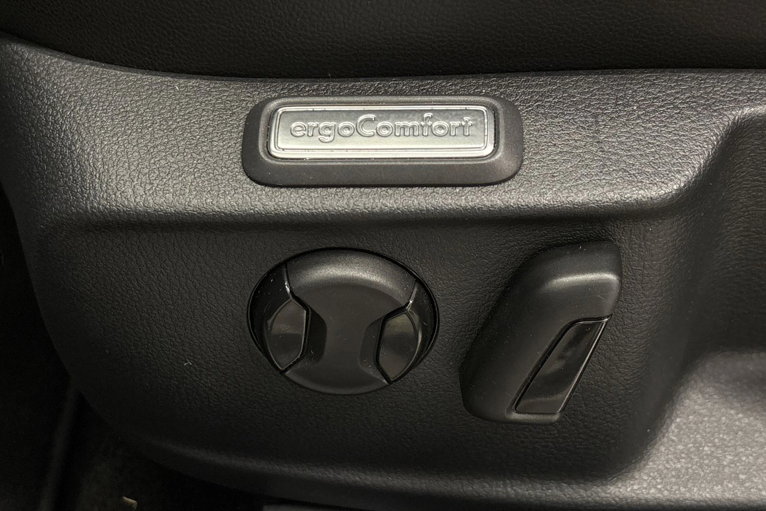 musta Volkswagen Passat 2024 kuva 12.