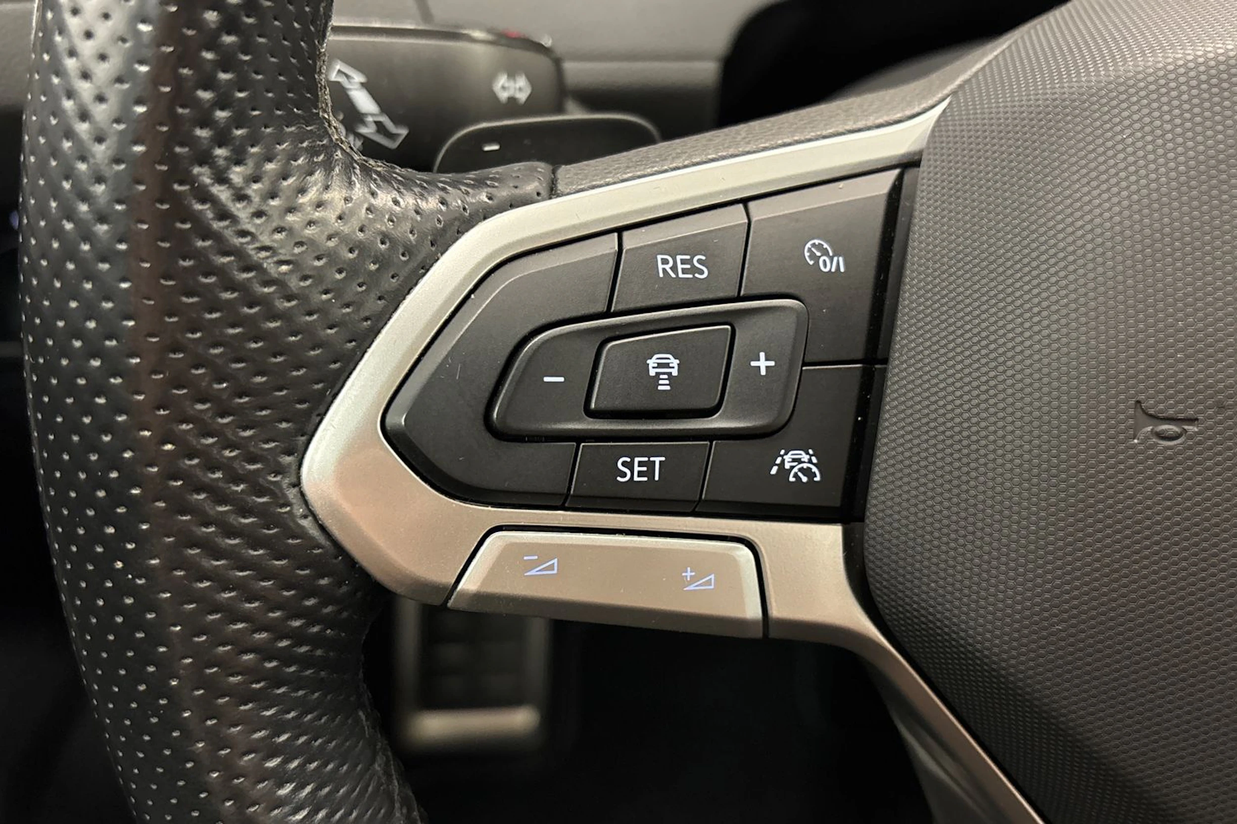musta Volkswagen Passat 2024 kuva 14.