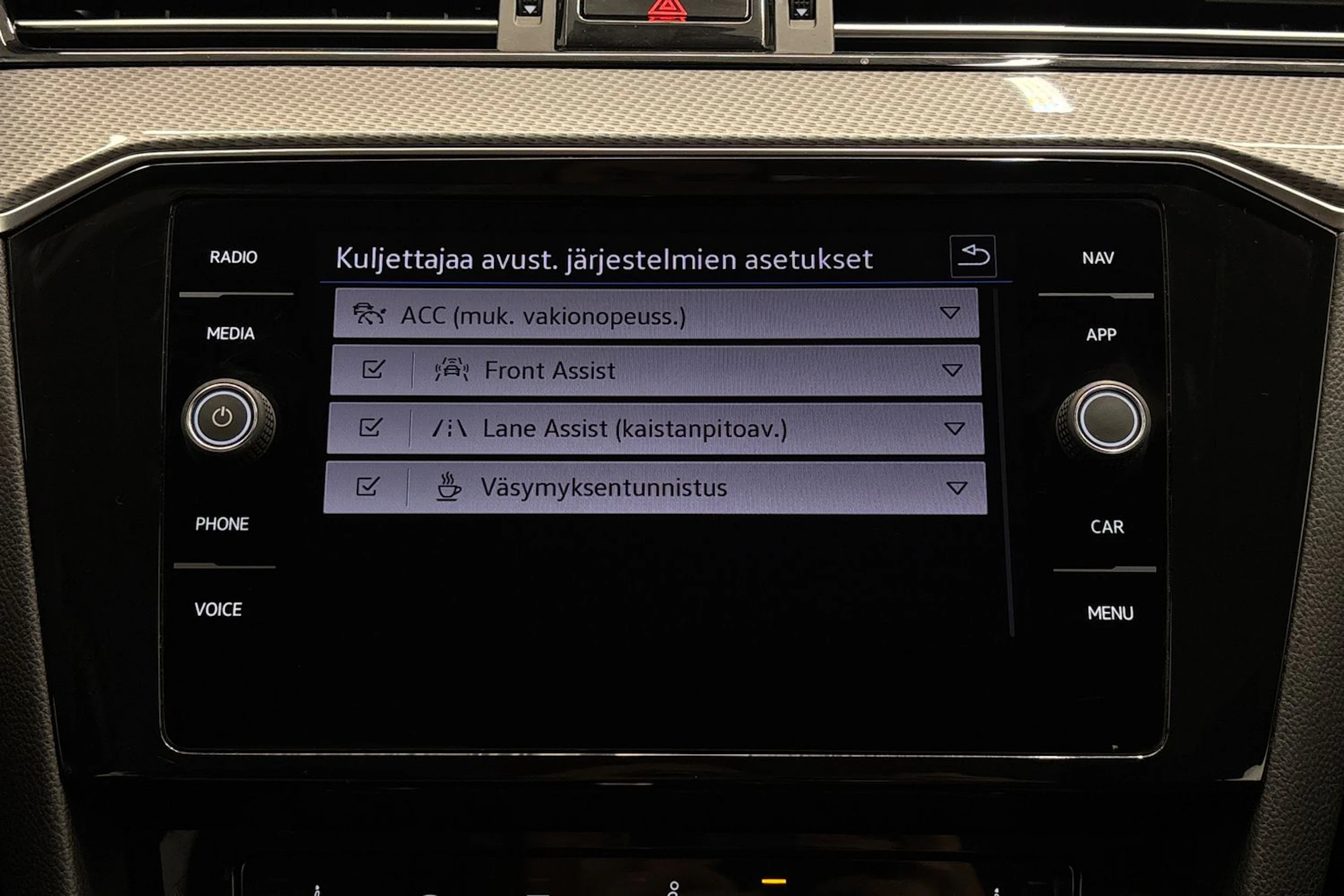 musta Volkswagen Passat 2024 kuva 20.