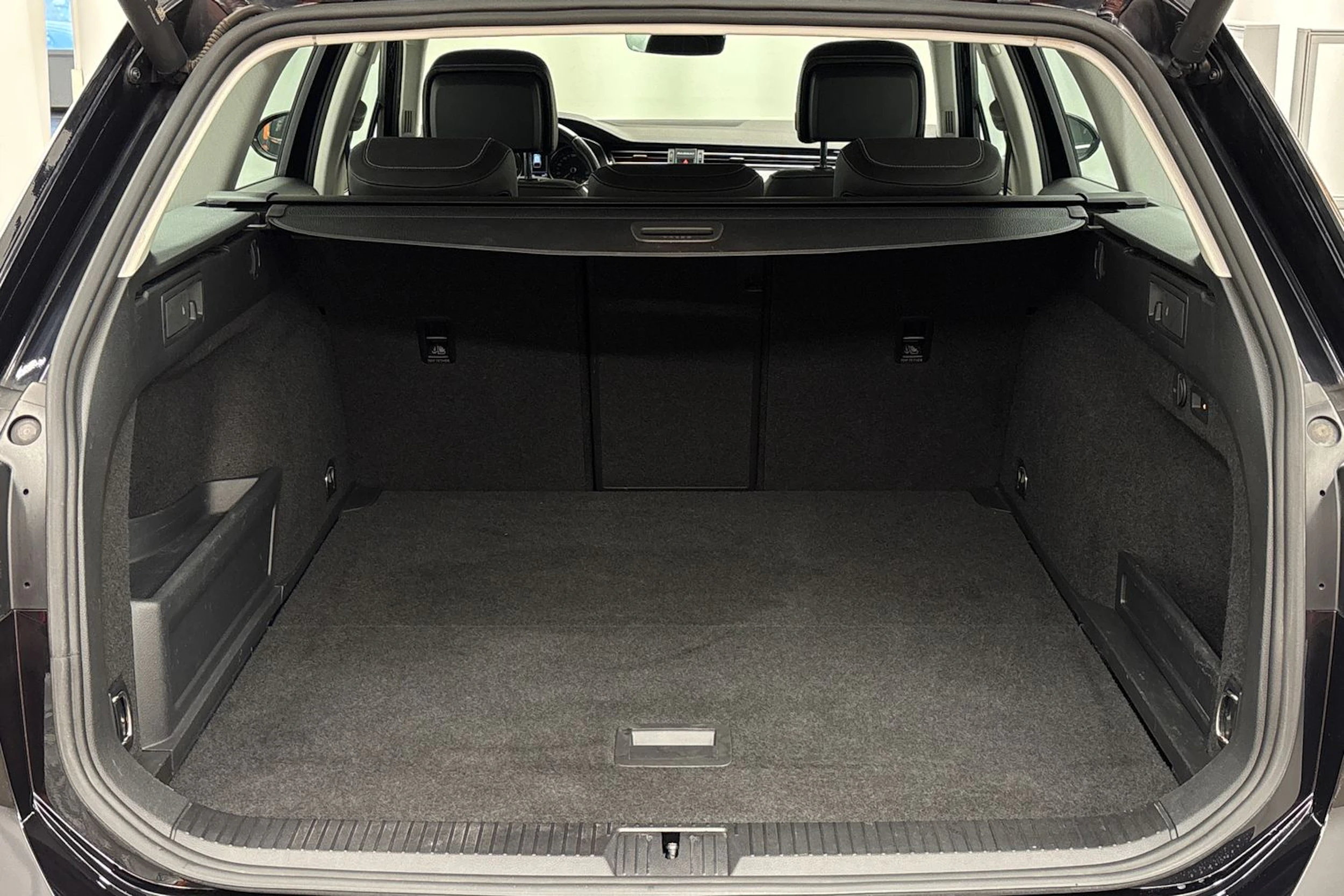 musta Volkswagen Passat 2024 kuva 22.