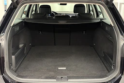 musta Volkswagen Passat 2024 kuva 22.
