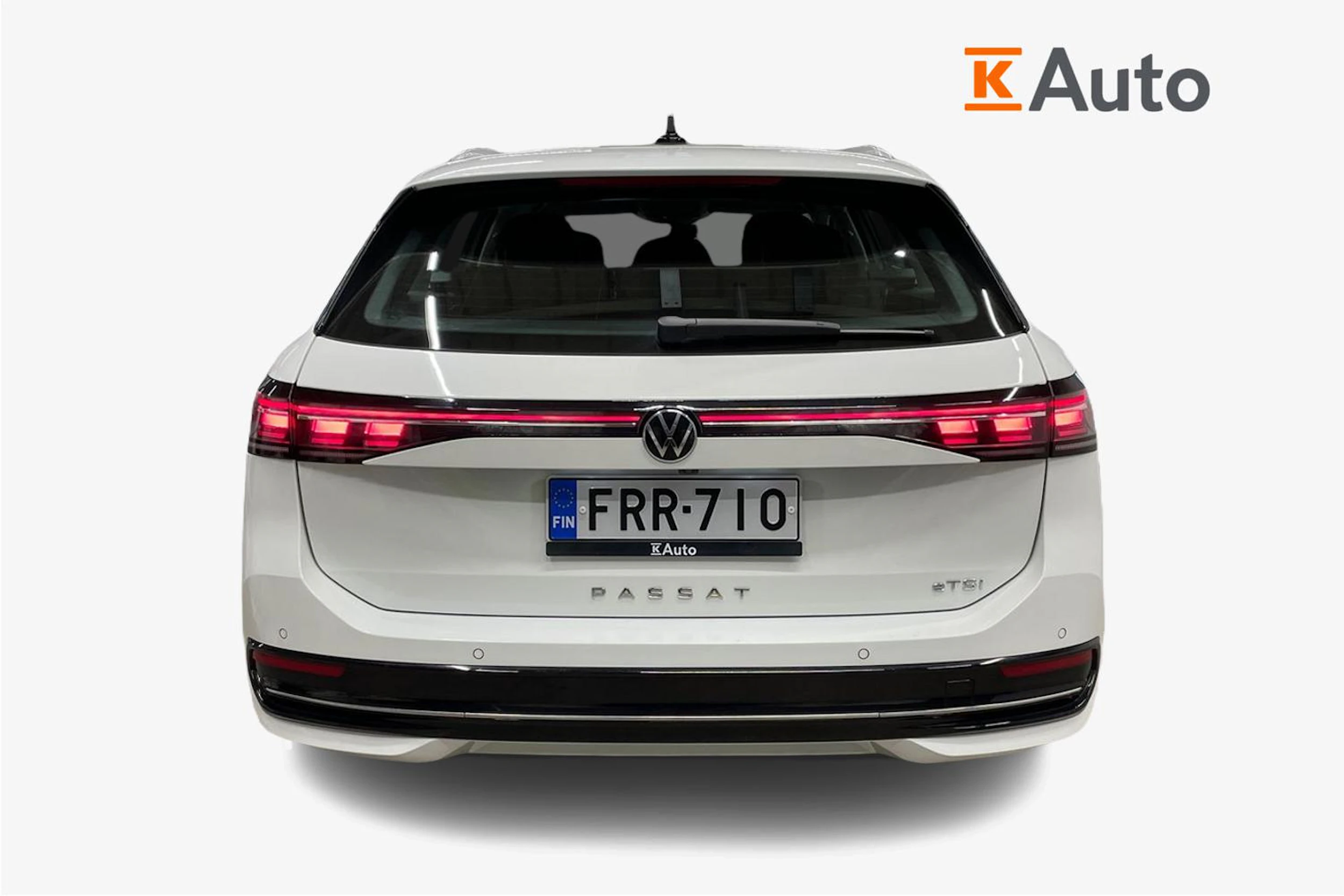 Valkoinen Volkswagen PASSAT 2024 kuva 4.