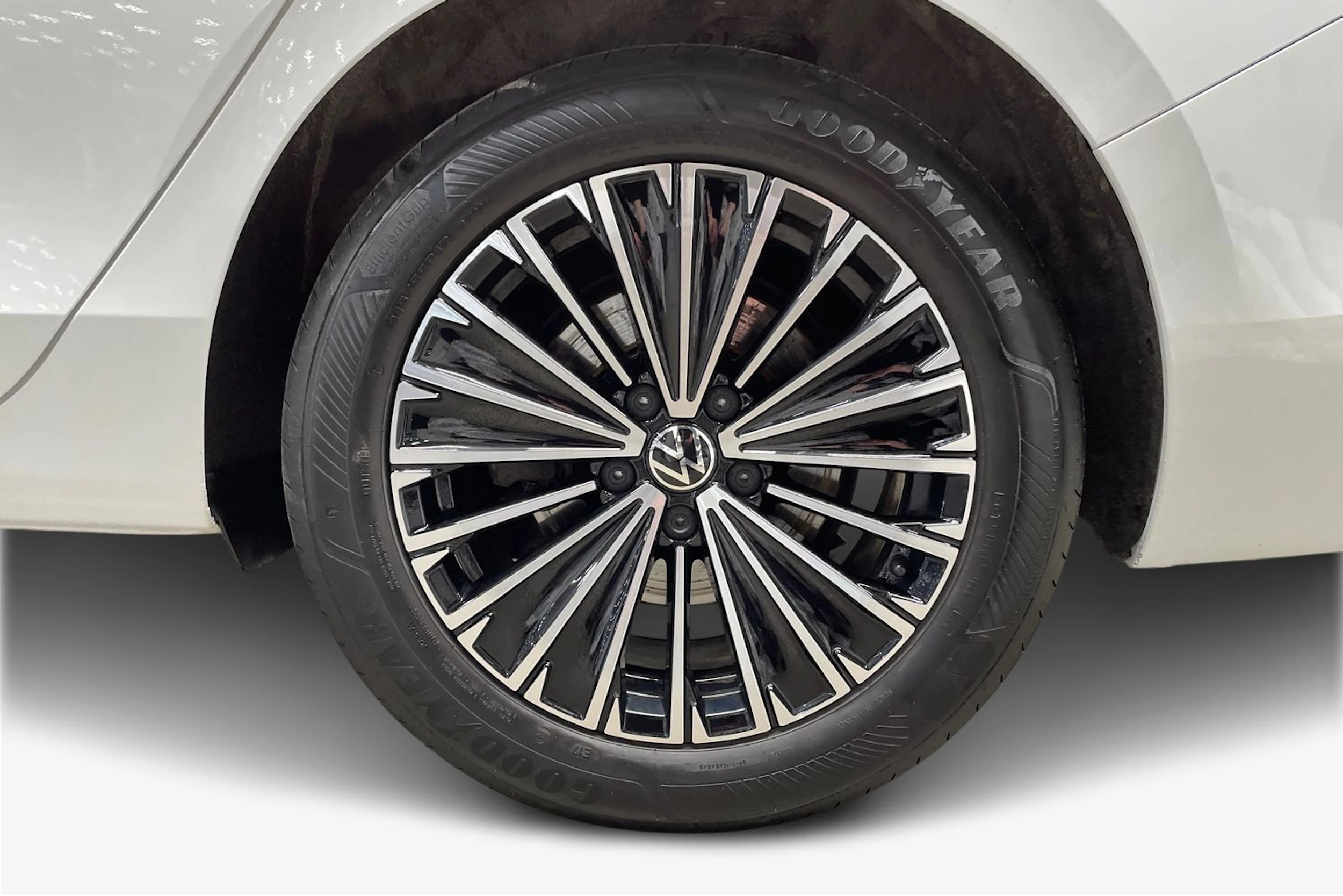 Valkoinen Volkswagen PASSAT 2024 kuva 12.