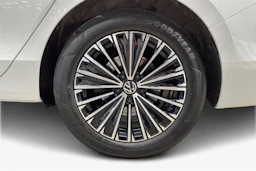 Valkoinen Volkswagen PASSAT 2024 kuva 12.