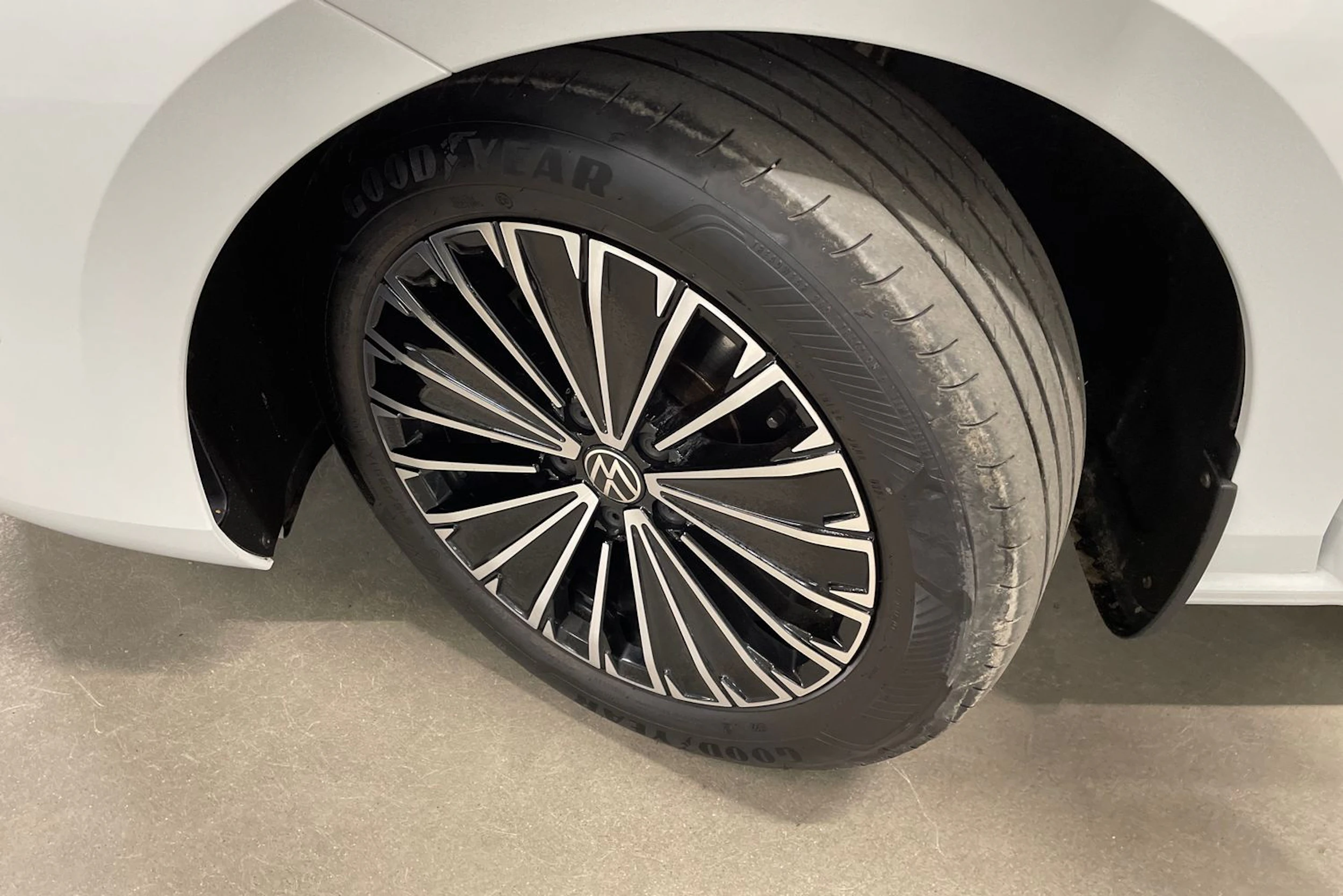 Valkoinen Volkswagen PASSAT 2024 kuva 13.