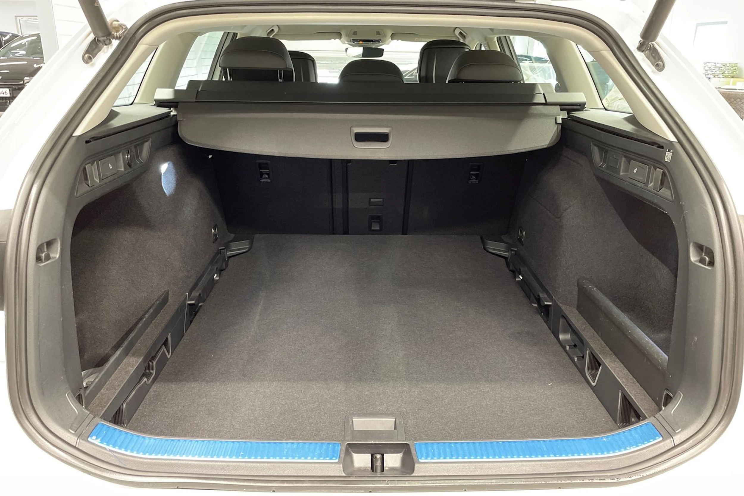 Valkoinen Volkswagen PASSAT 2024 kuva 16.
