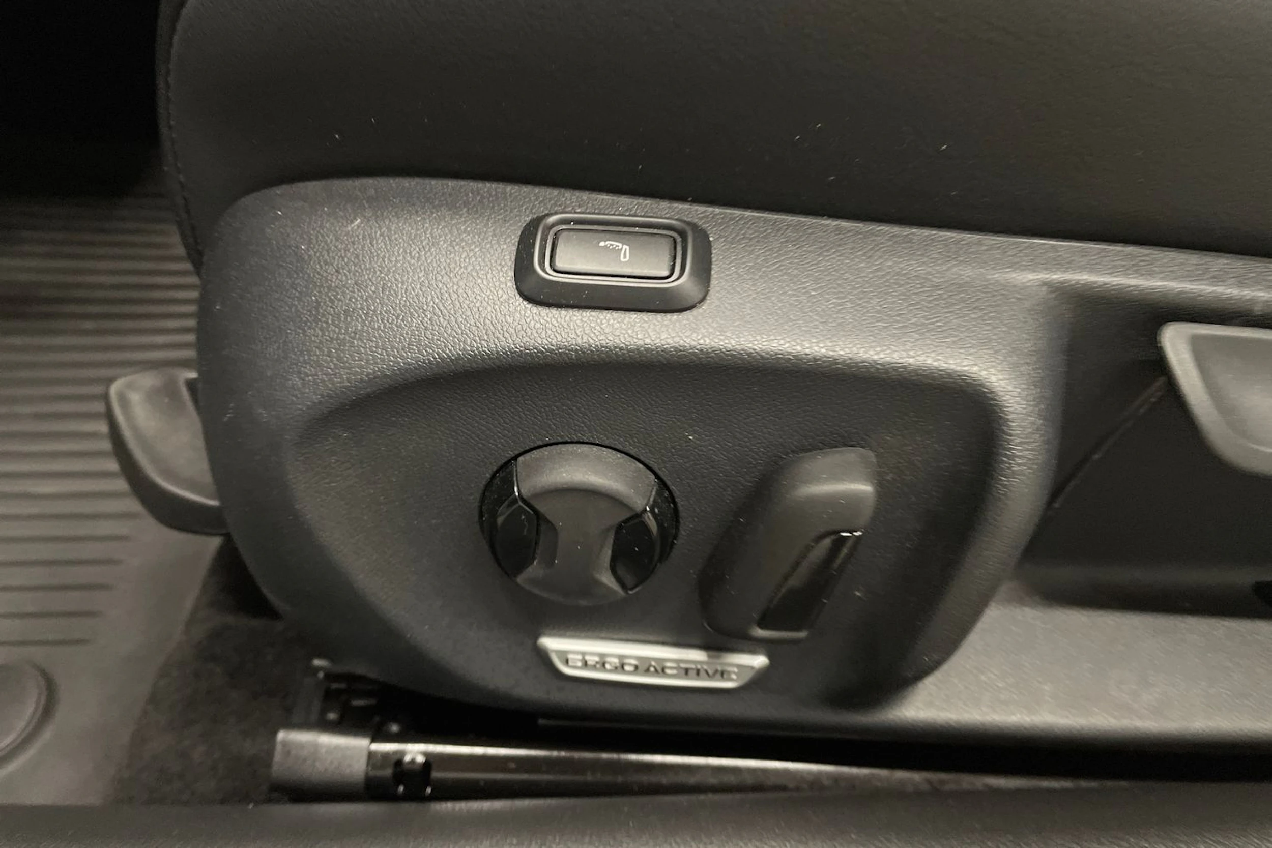 Valkoinen Volkswagen PASSAT 2024 kuva 32.