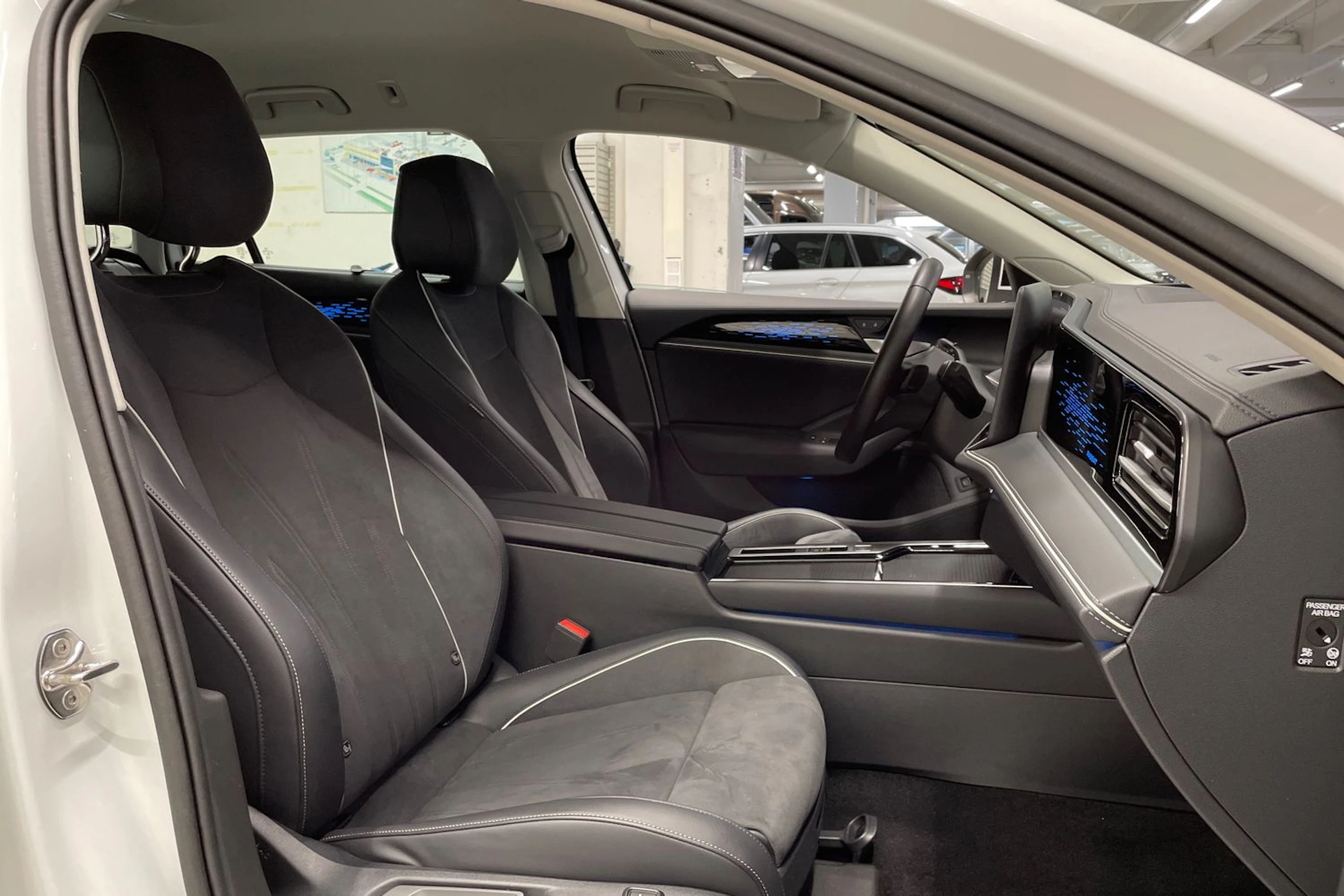 Valkoinen Volkswagen PASSAT 2024 kuva 34.