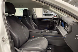 Valkoinen Volkswagen PASSAT 2024 kuva 34.