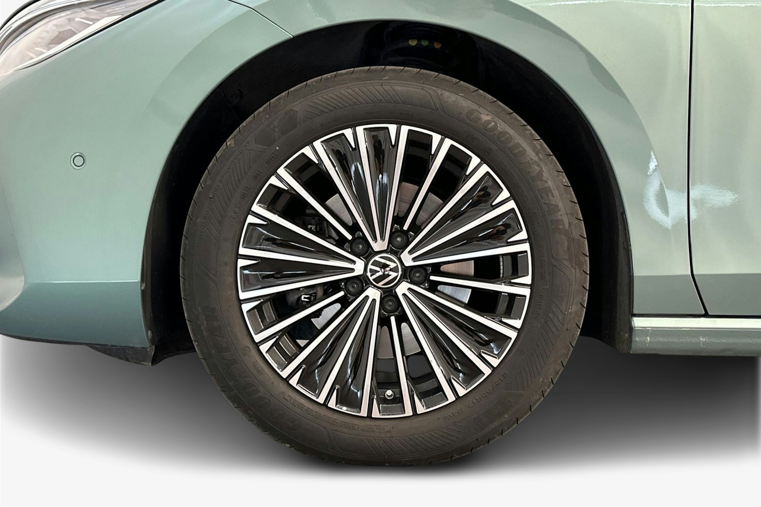 vihreä Volkswagen Passat 2024 kuva 11.