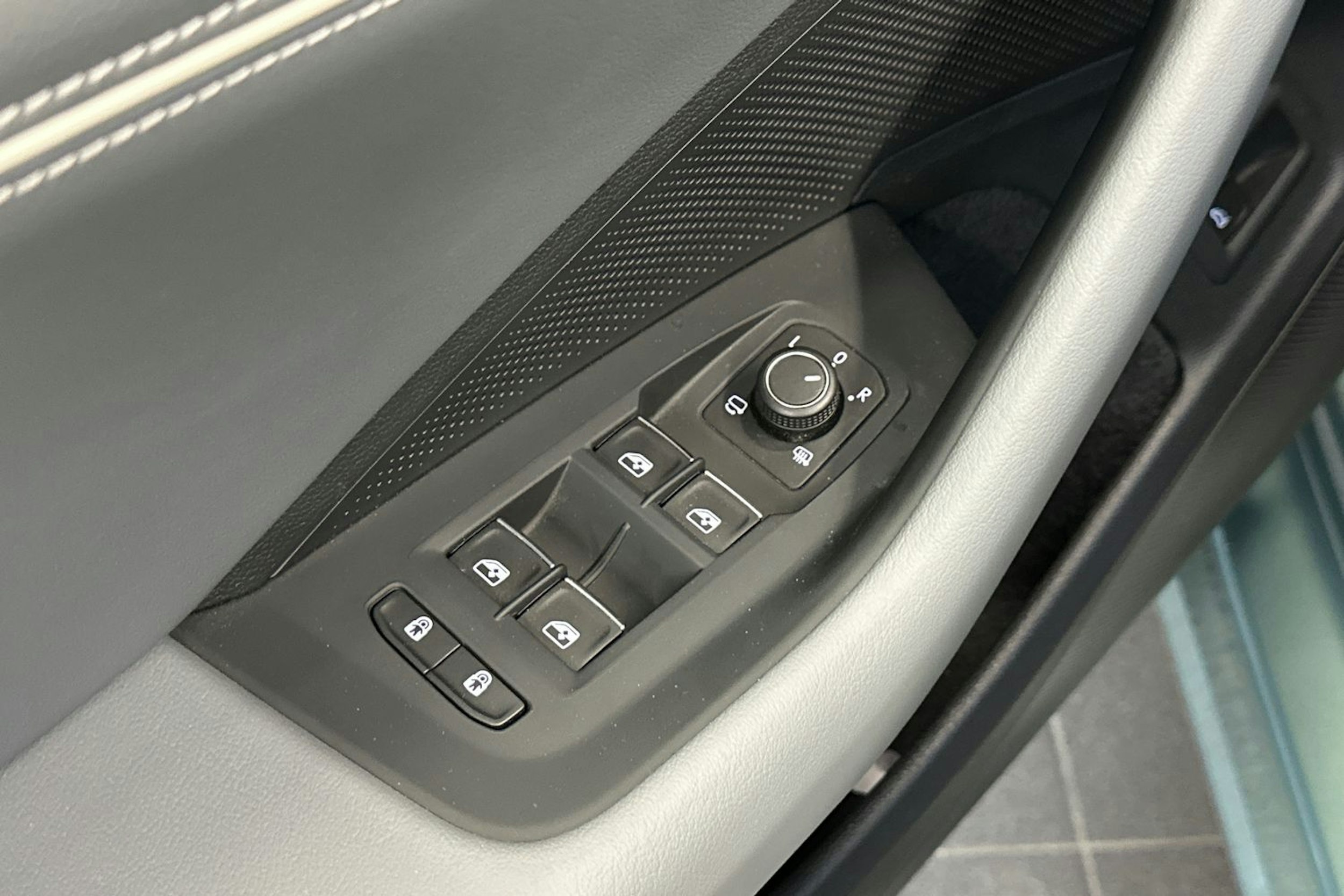 vihreä Volkswagen Passat 2024 kuva 17.