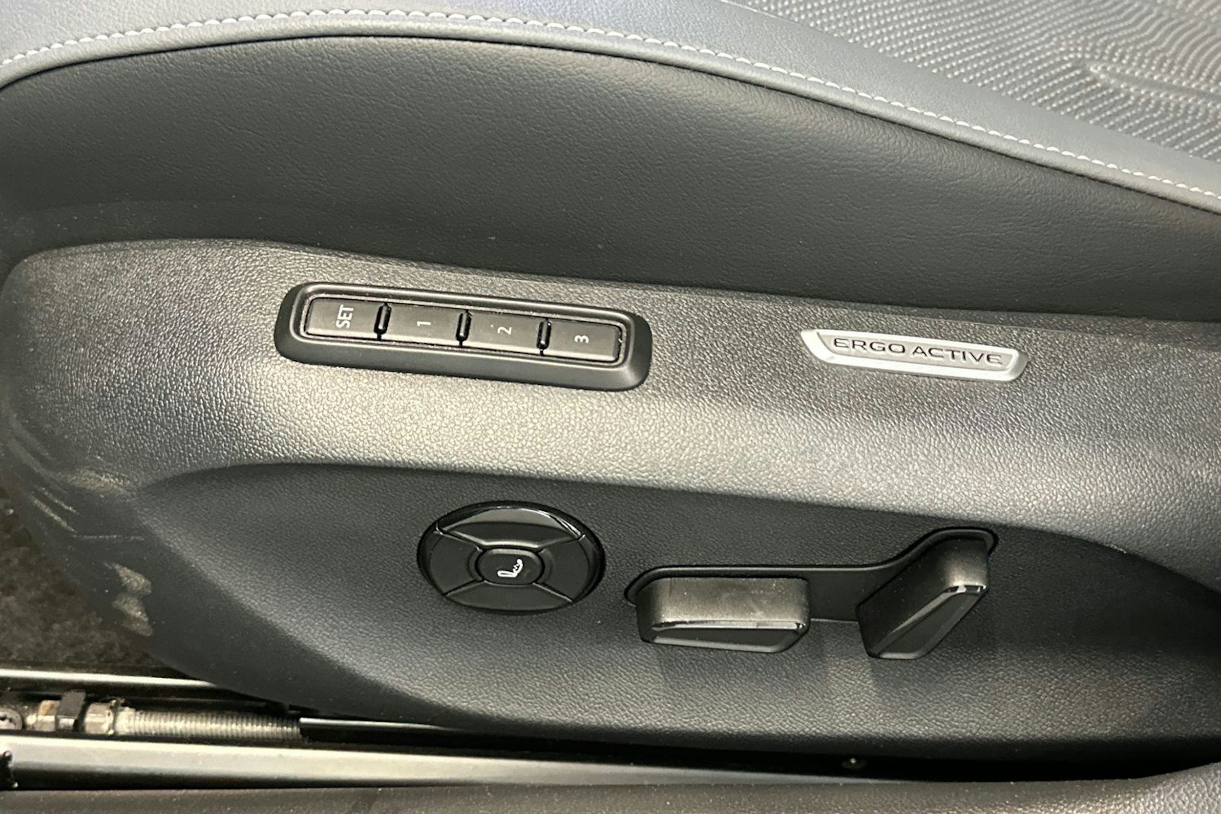 vihreä Volkswagen Passat 2024 kuva 19.