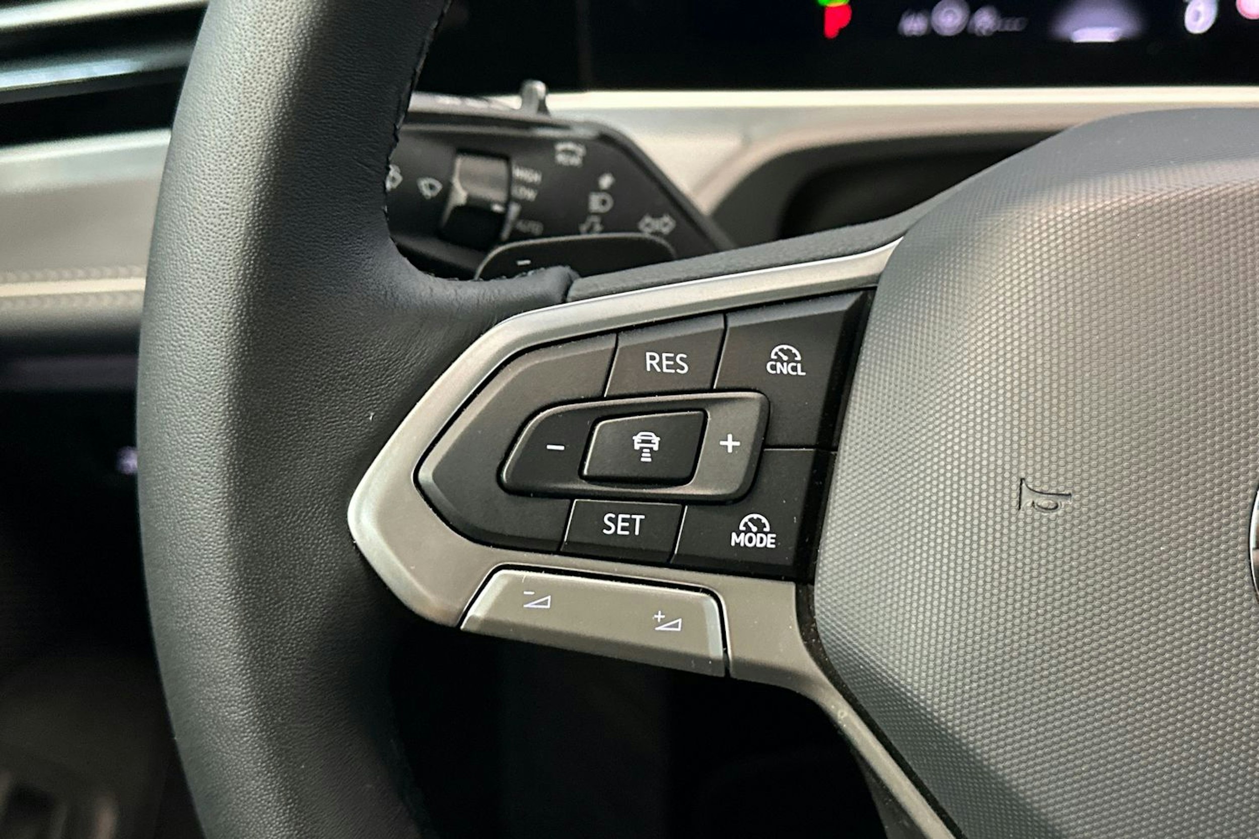 vihreä Volkswagen Passat 2024 kuva 20.