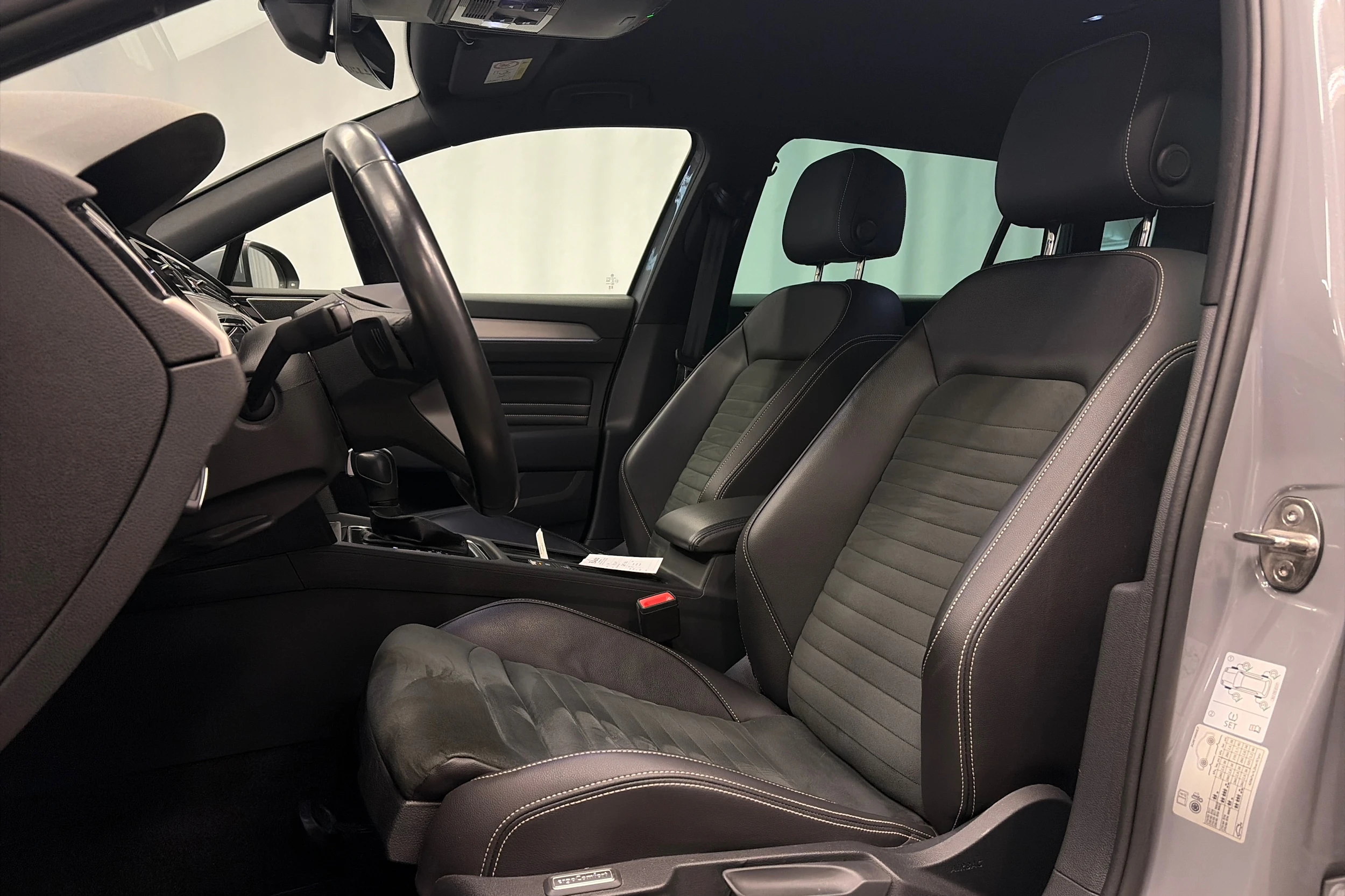 harmaa Volkswagen Passat 2024 kuva 4.