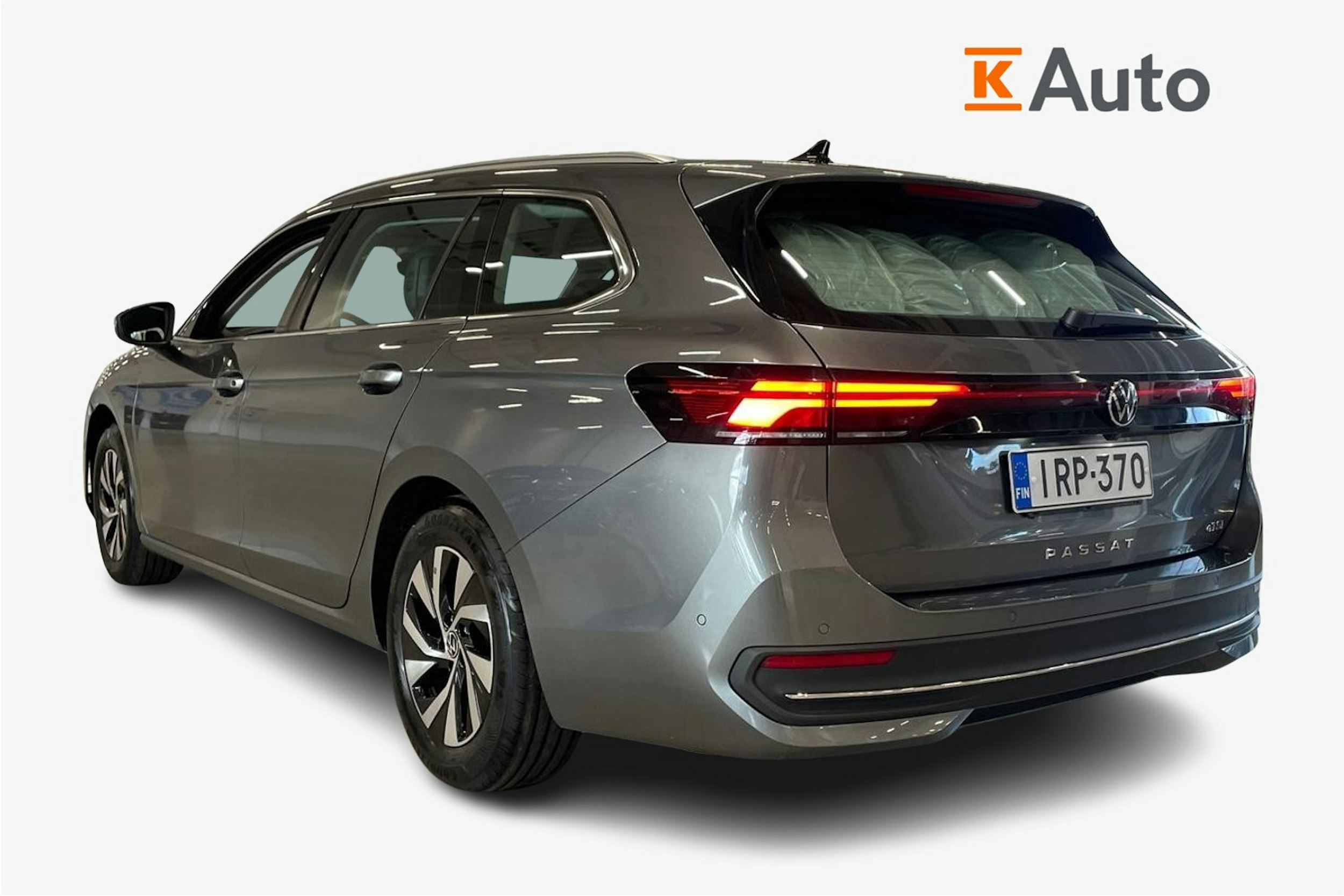 harmaa Volkswagen Passat 2024 kuva 2.