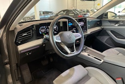 harmaa Volkswagen Passat 2024 kuva 6.