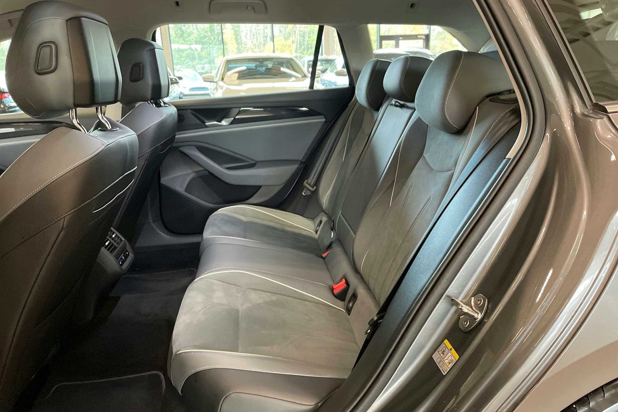 harmaa Volkswagen Passat 2024 kuva 8.