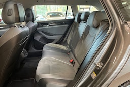 harmaa Volkswagen Passat 2024 kuva 8.
